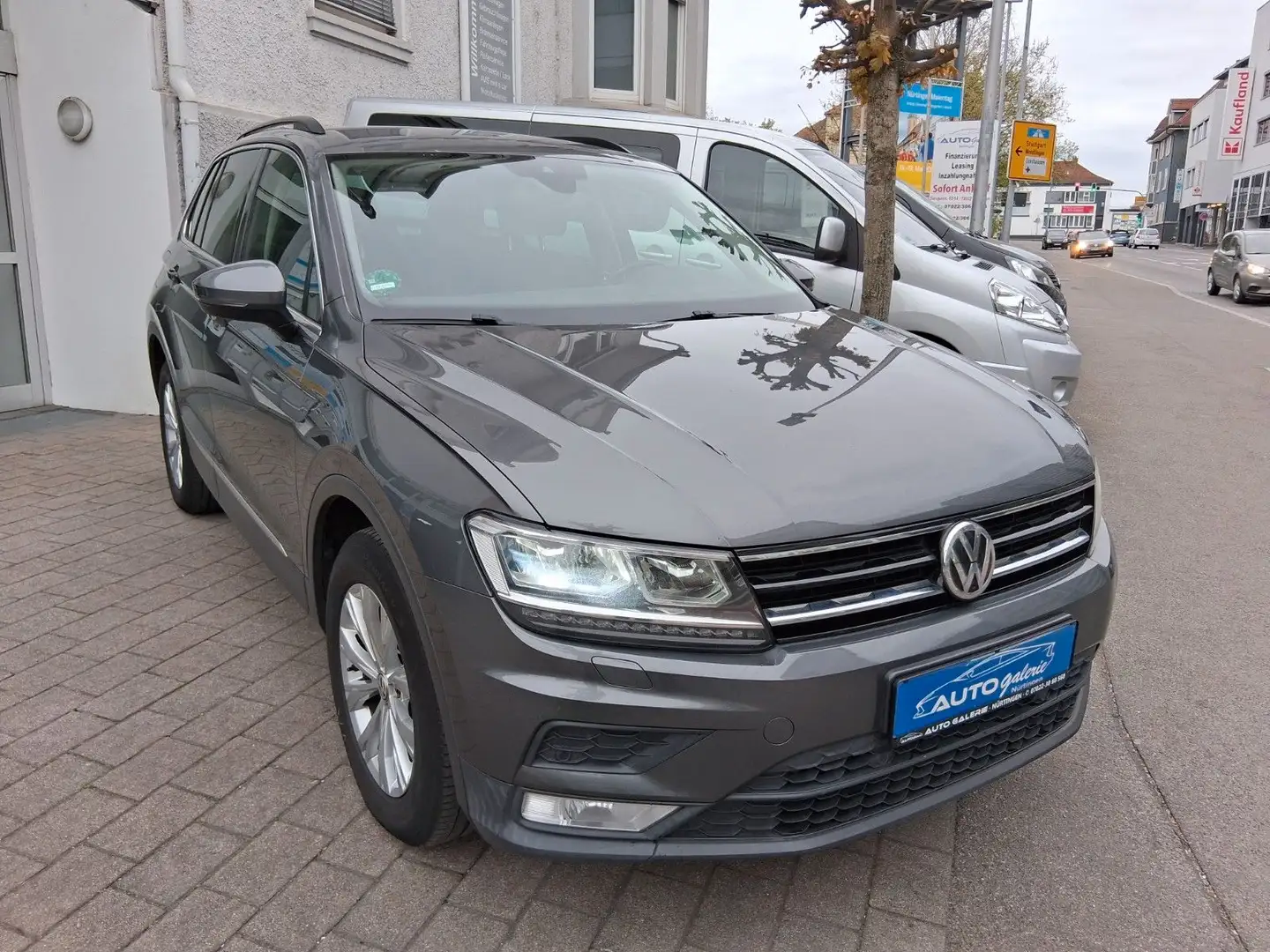 Volkswagen Tiguan Comfortline 4Motion /DSG/LED Sw/Climatron Gris - 2
