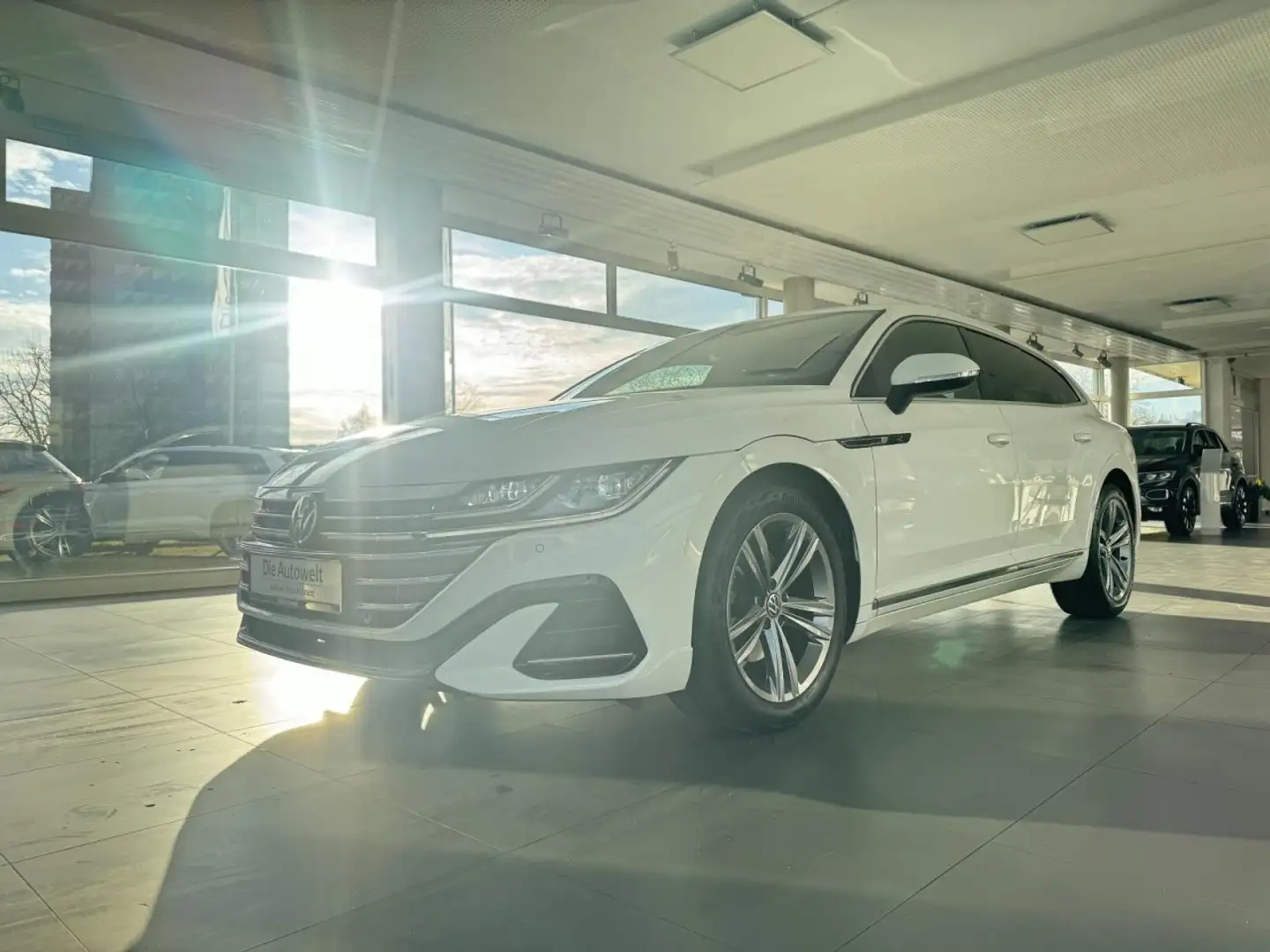 Volkswagen Arteon Shooting Brake 2.0 TDI DSG 2x R-LINE NAVI Weiß - 2