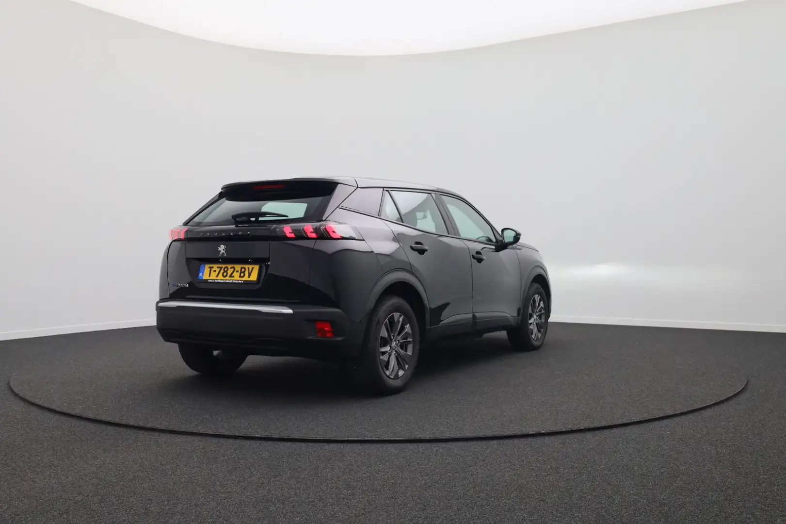 Peugeot e-2008 EV Active Pack 50 kWh Clima | Cruise | 16 '' LMV | Zwart - 2
