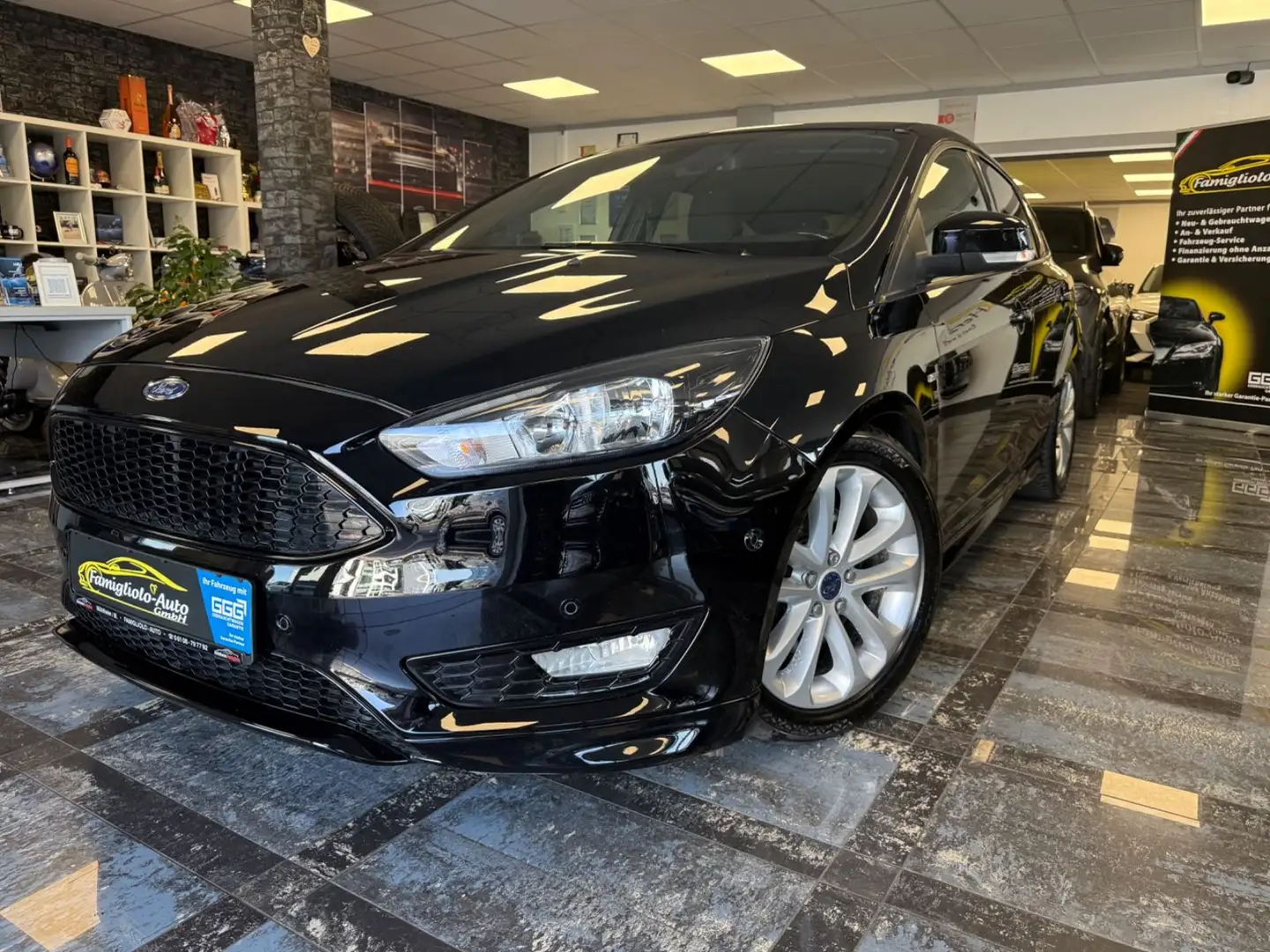 Ford Focus Lim. ST-Line*Kamera*Sportpaket*LHZ*SHZ*Nav Schwarz - 1