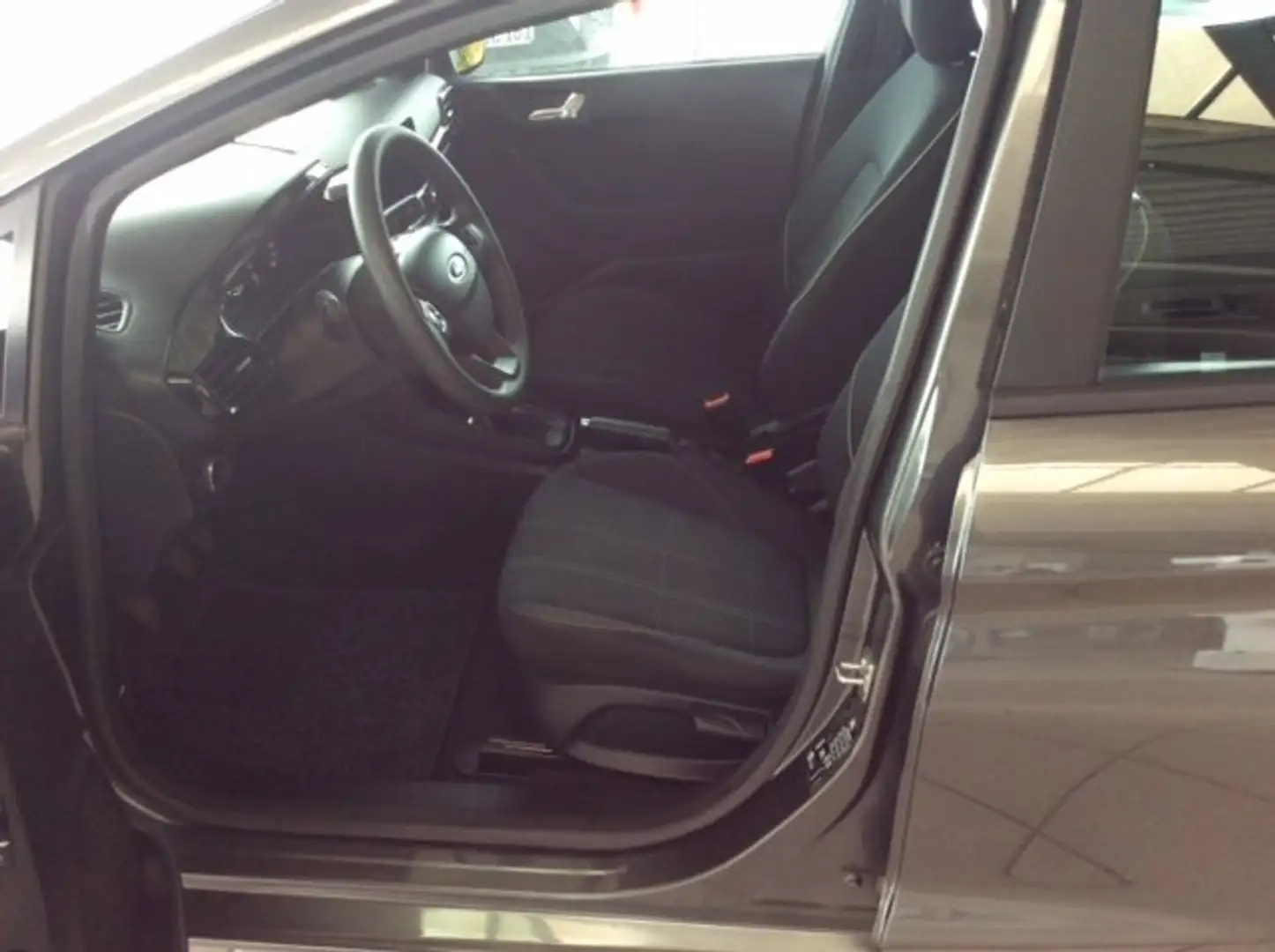 Ford Fiesta 1.1 TREND Grau - 2