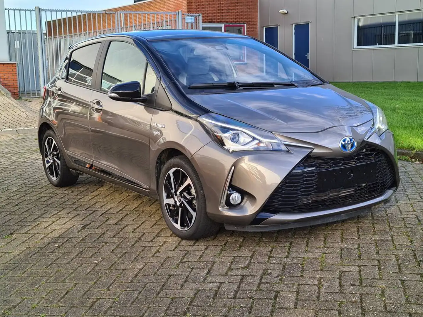 Toyota Yaris Toyote Hybrid 1,5 Full Hybride CVT aut 5drs Dynami Bruin - 1