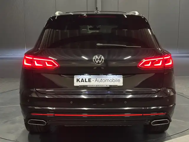 Volkswagen Touareg view 4