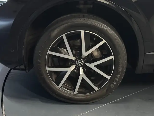 Volkswagen Touareg view 9