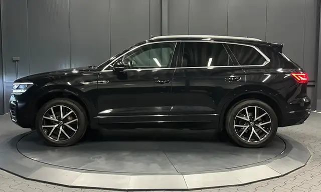 Volkswagen Touareg view 2