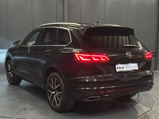 Volkswagen Touareg view 3