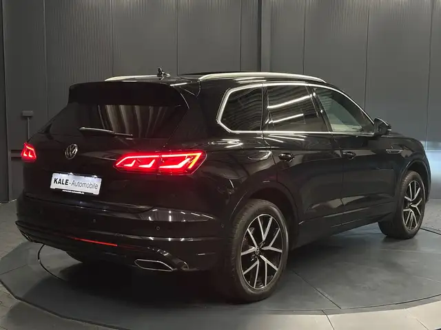 Volkswagen Touareg view 5