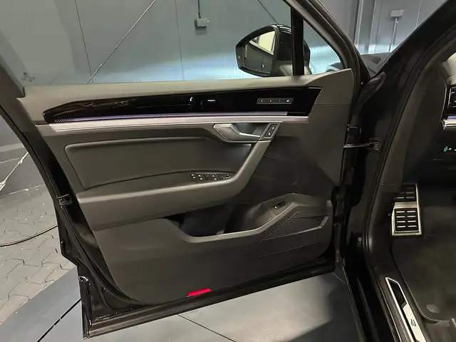Volkswagen Touareg view 14