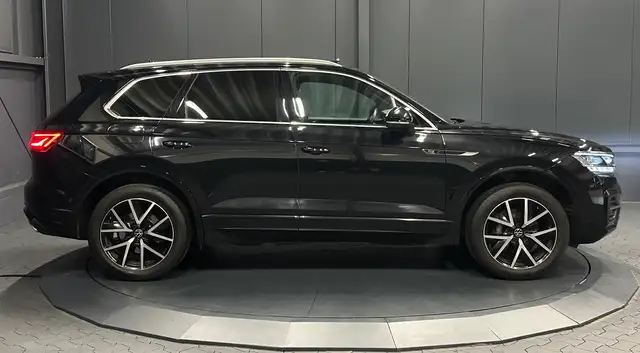 Volkswagen Touareg view 6