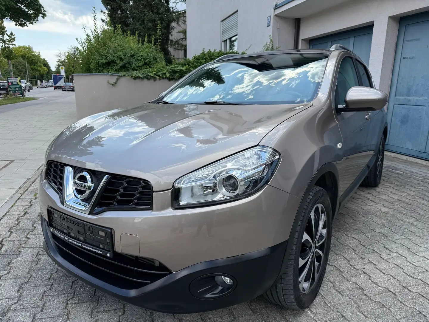 Nissan Qashqai 2.0 dCi DPF ALL-MODE 4x4 i-Way AHK-Pano-Kamera Braun - 1