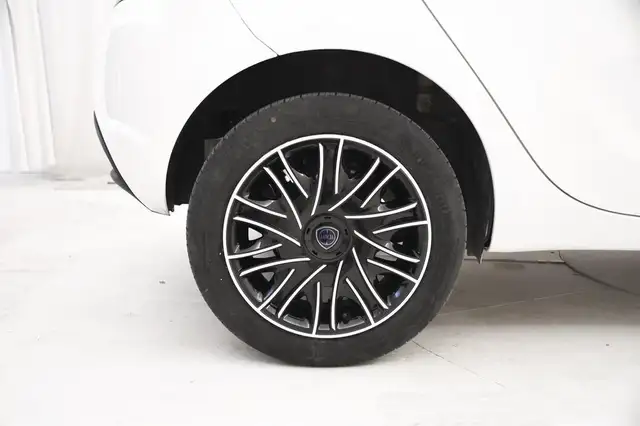 Lancia Ypsilon view 6