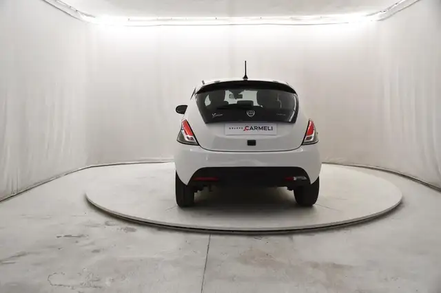 Lancia Ypsilon view 4