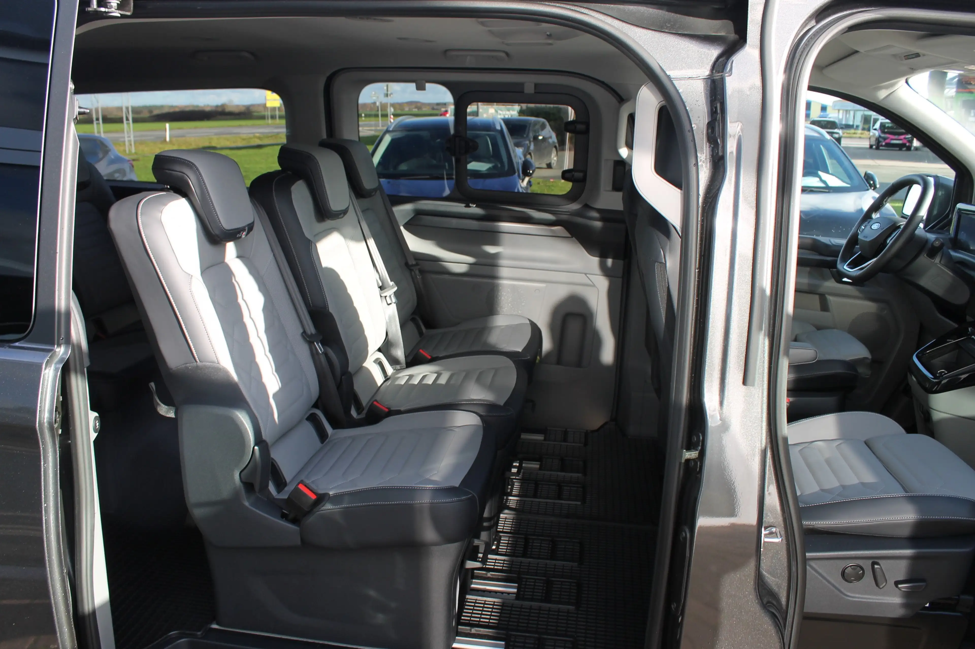 Ford Tourneo CUSTOM Titanium X — photo 9