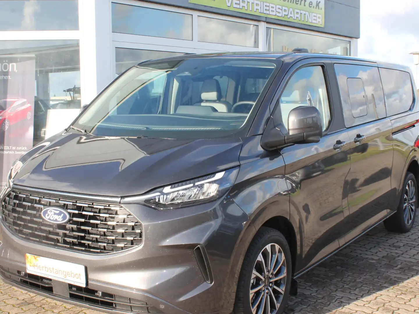 Ford Tourneo CUSTOM Titanium X Grau - 1