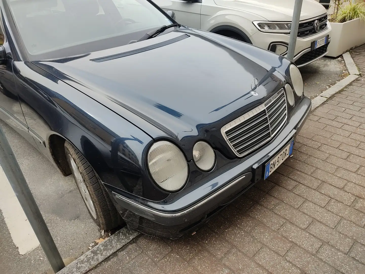Mercedes-Benz E 220 d Elegance plava - 1