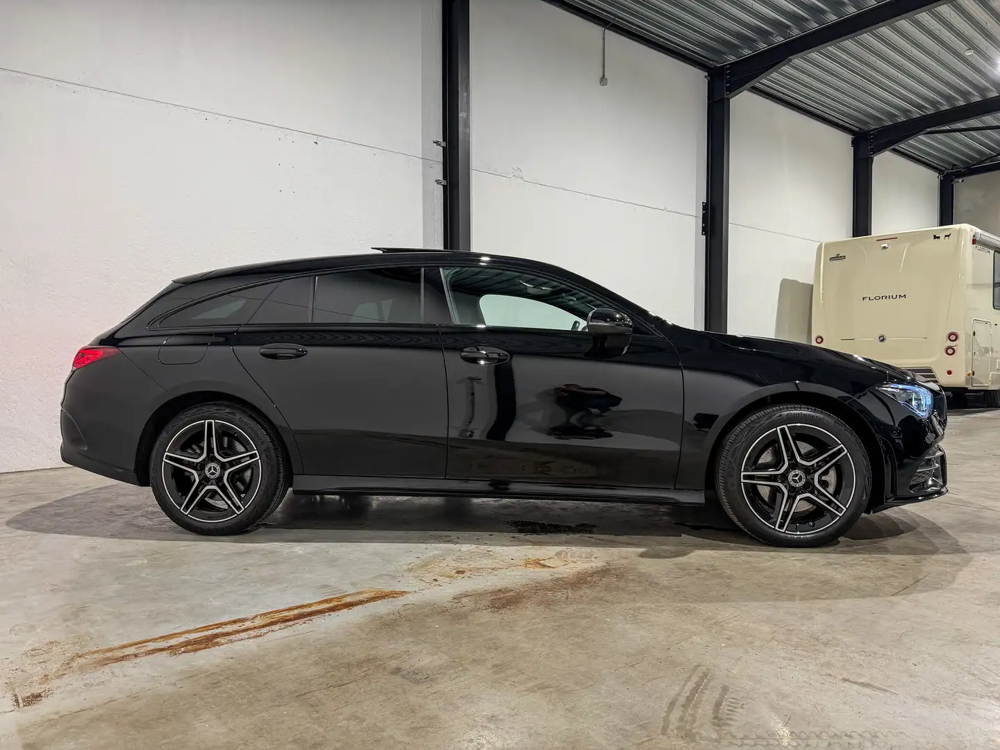 Mercedes-Benz CLA 250 Hybrid | Pano | AMG-Line | Shooting break Zwart - 2