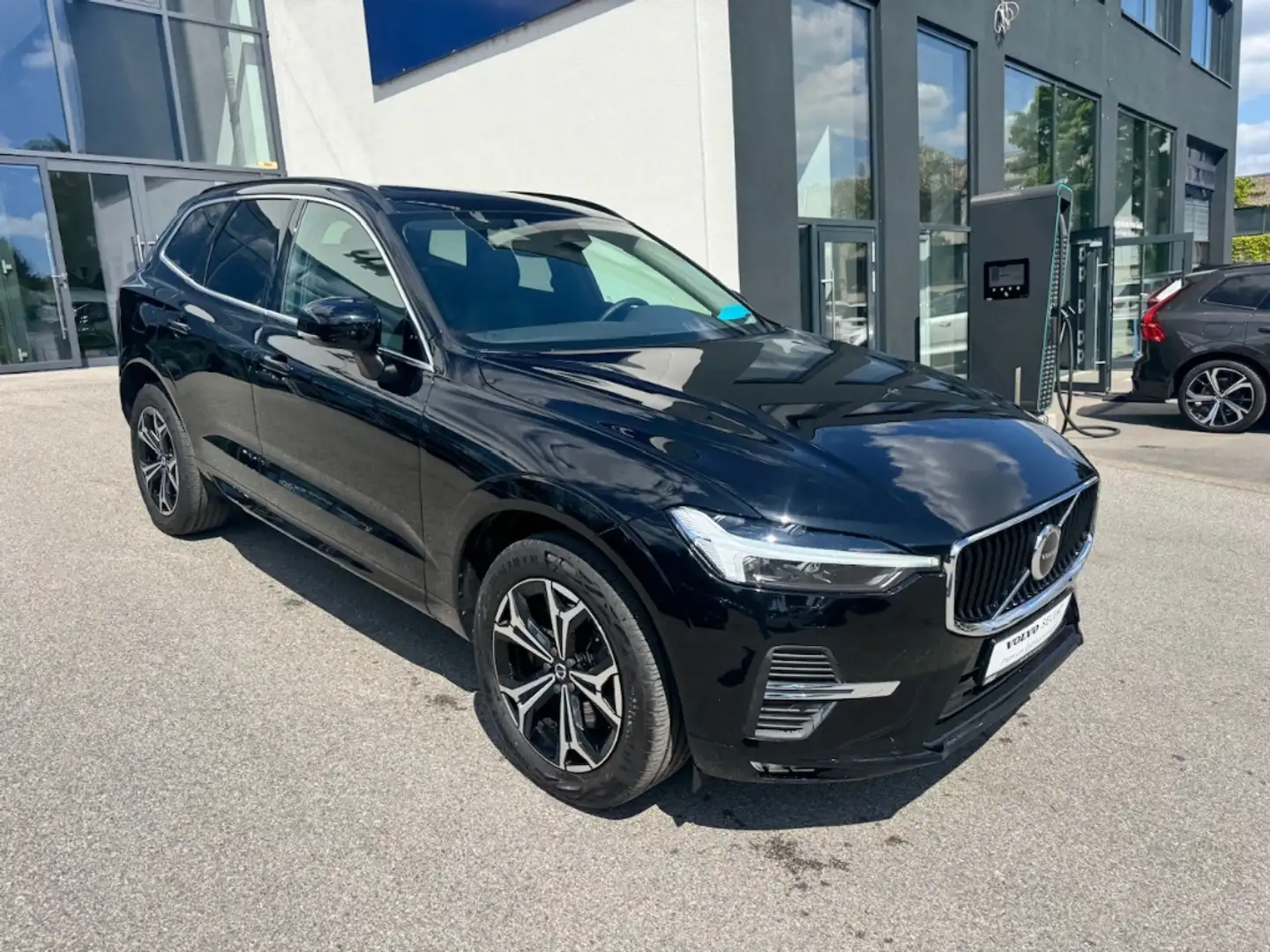 Volvo XC60 Momentum Pro B4 Diesel EU6d El. Panodach digitales Schwarz - 2