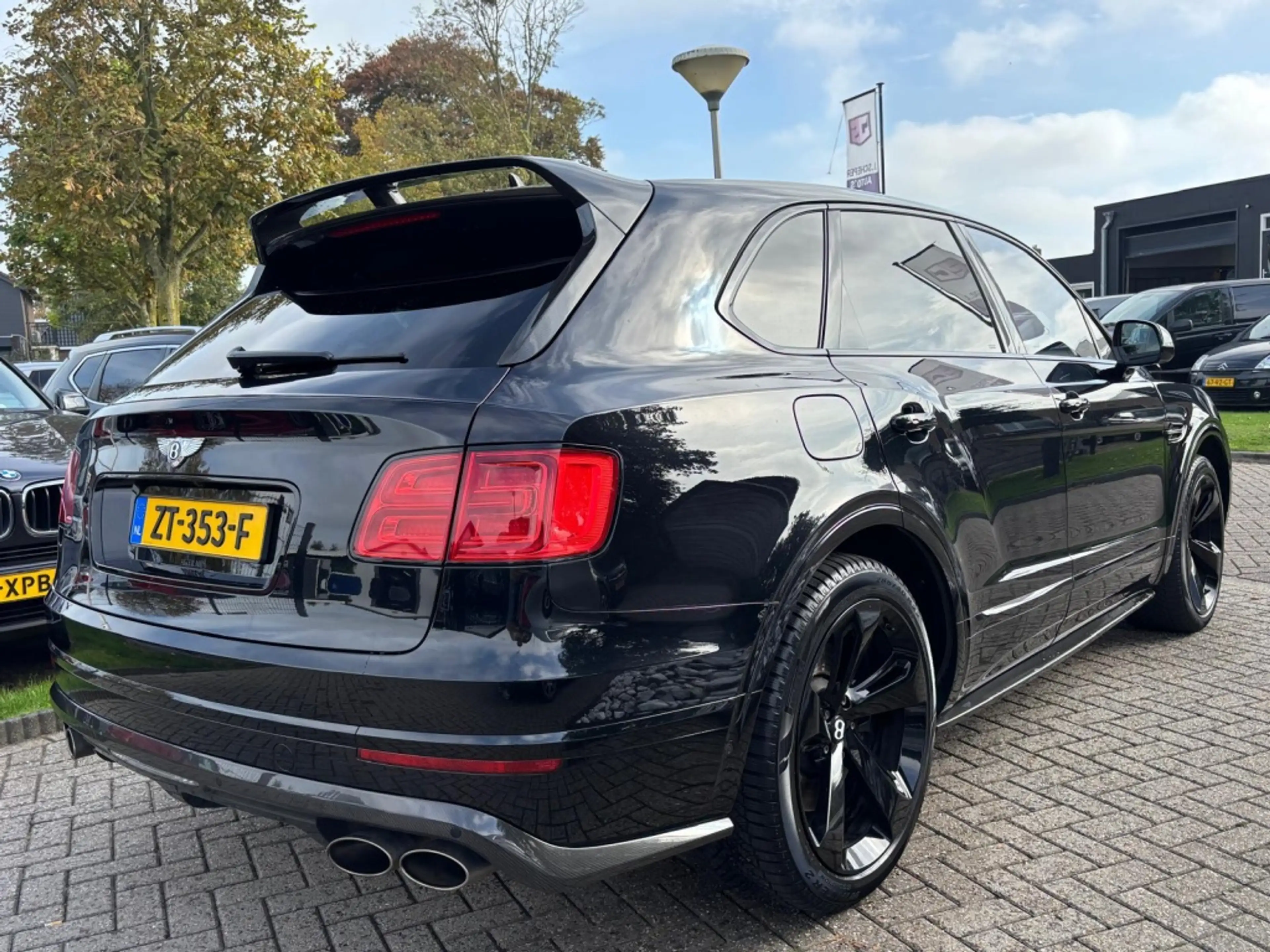 Bentley Bentayga 6.0 W12 Mulliner 2018 Zwart Carbon Akraprovic — photo 5