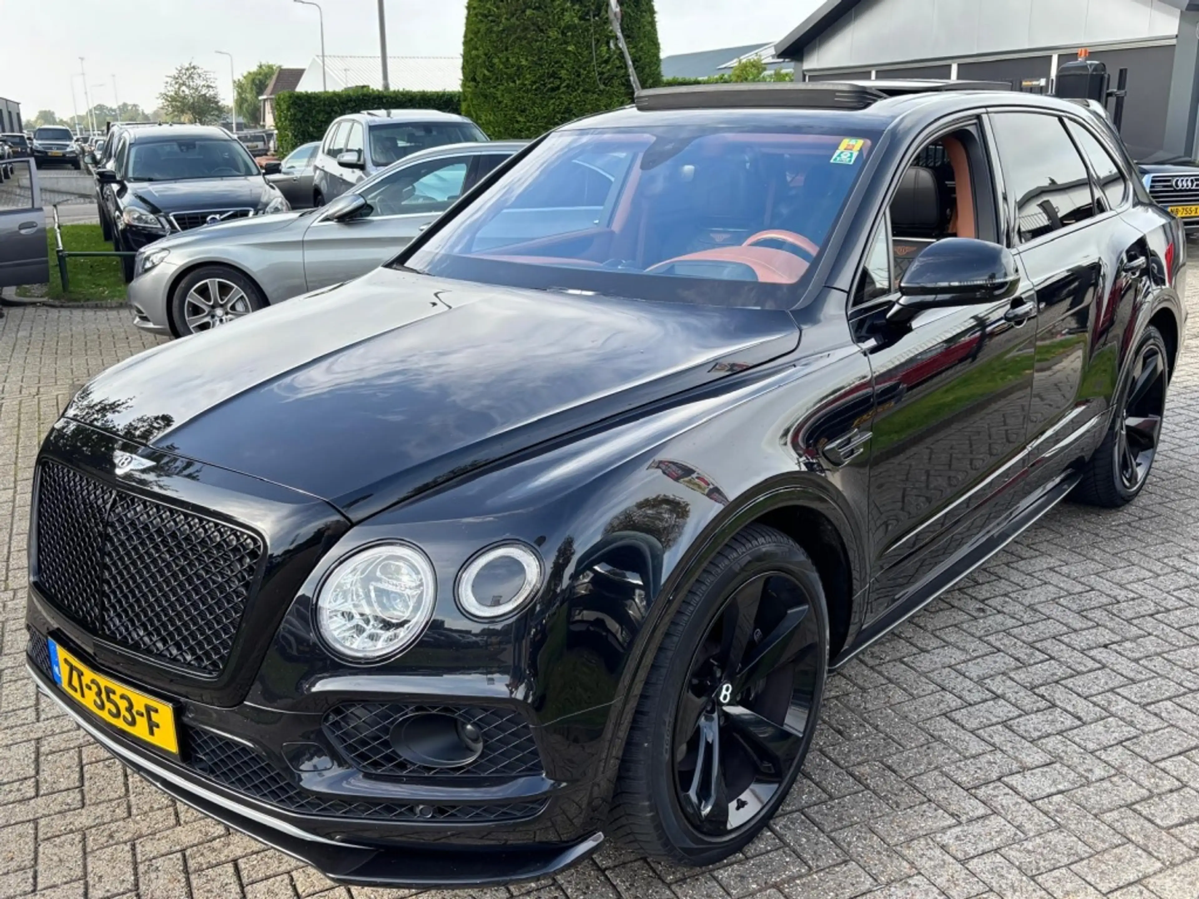 Bentley Bentayga 6.0 W12 Mulliner 2018 Zwart Carbon Akraprovic — photo 17