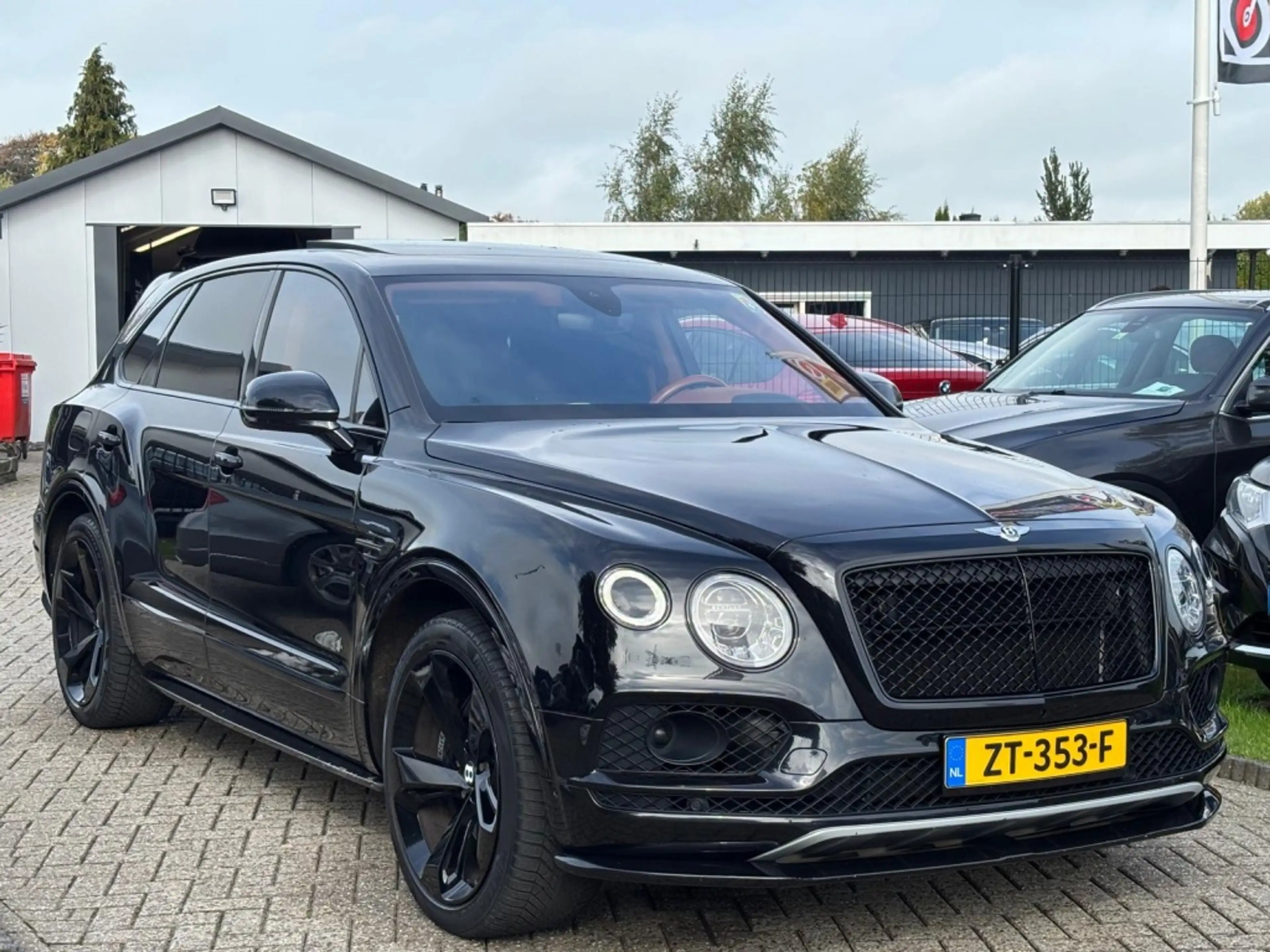 Bentley Bentayga 6.0 W12 Mulliner 2018 Zwart Carbon Akraprovic — photo 3