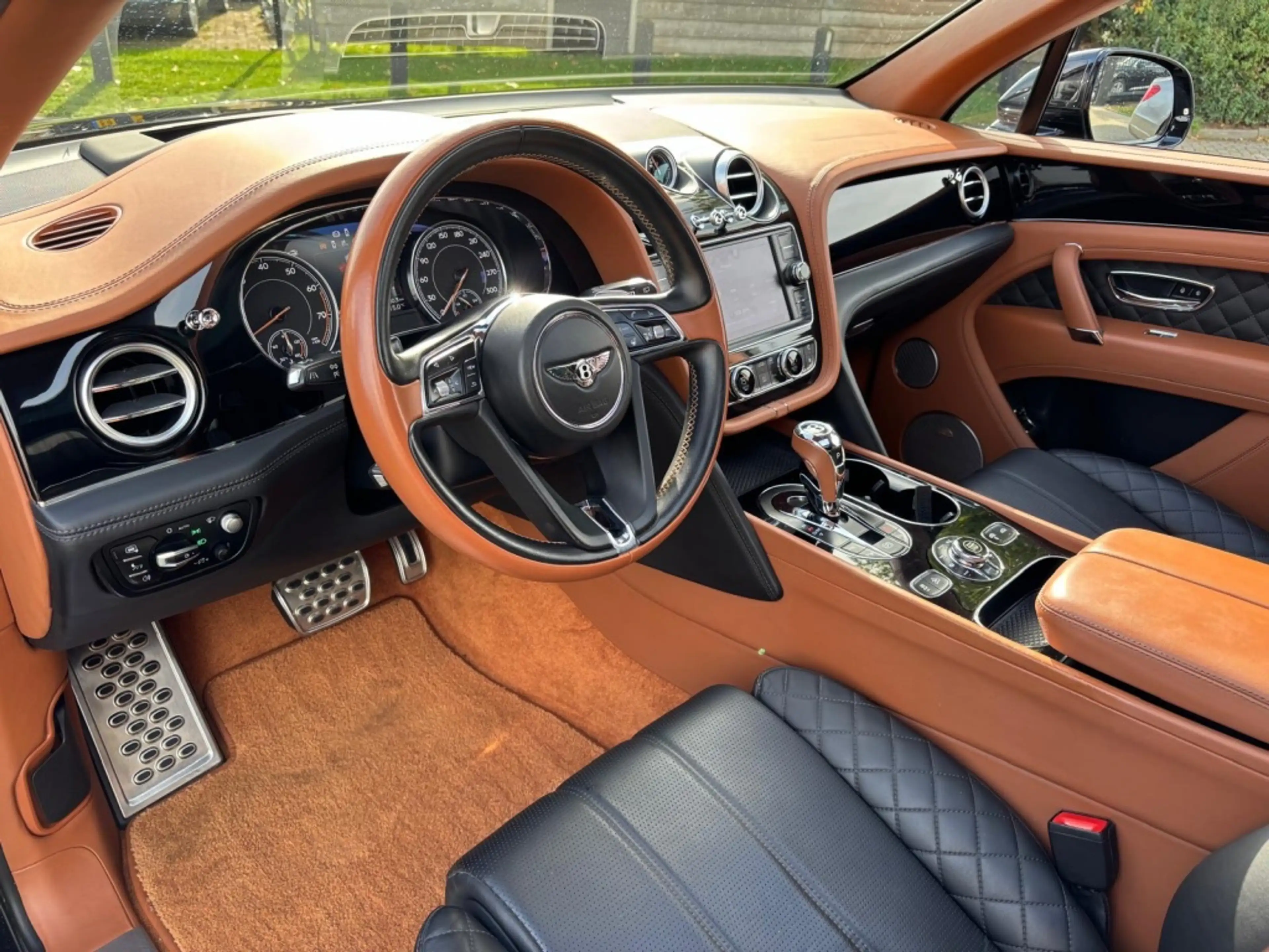 Bentley Bentayga 6.0 W12 Mulliner 2018 Zwart Carbon Akraprovic — photo 23