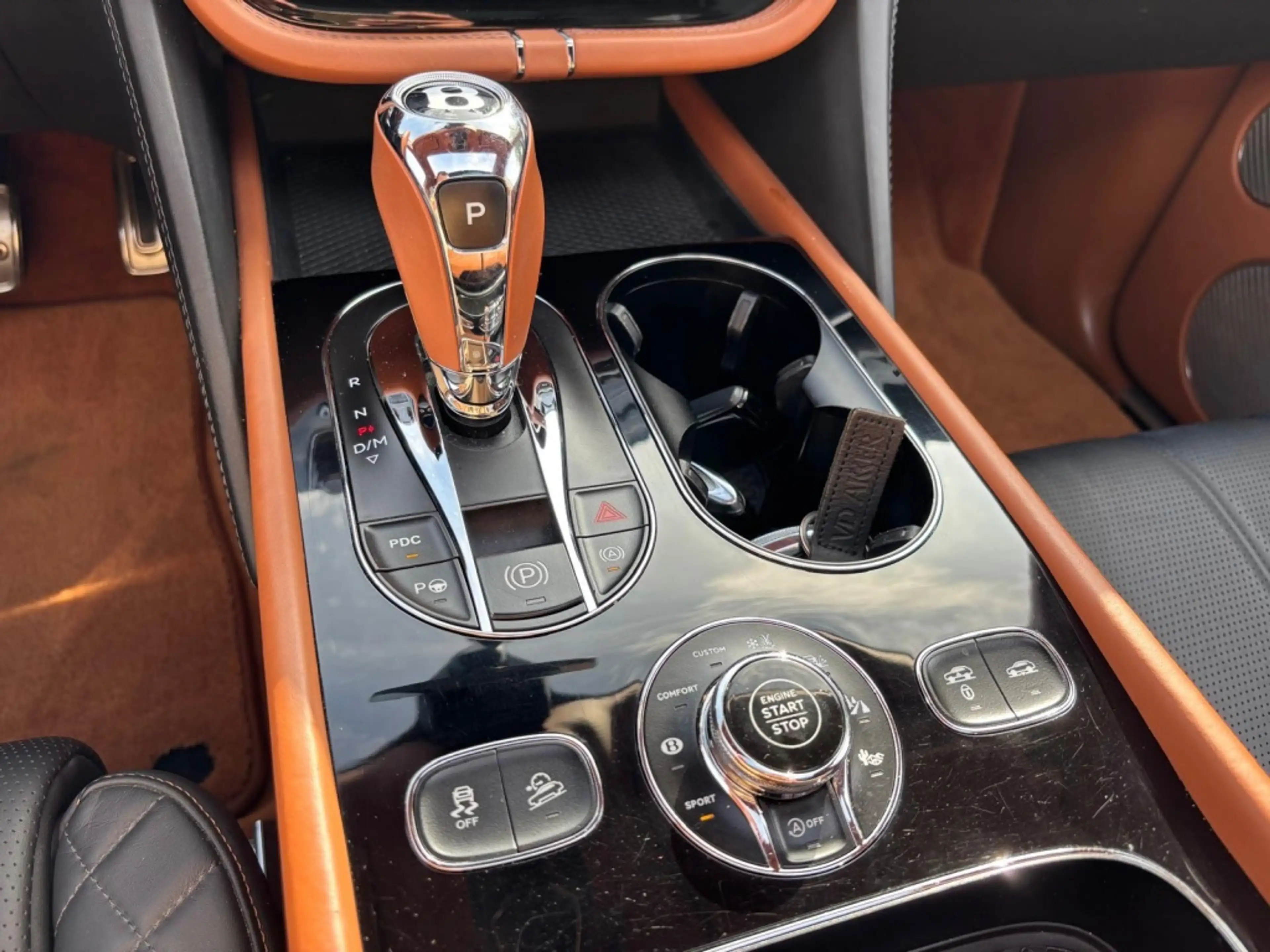 Bentley Bentayga 6.0 W12 Mulliner 2018 Zwart Carbon Akraprovic — photo 32