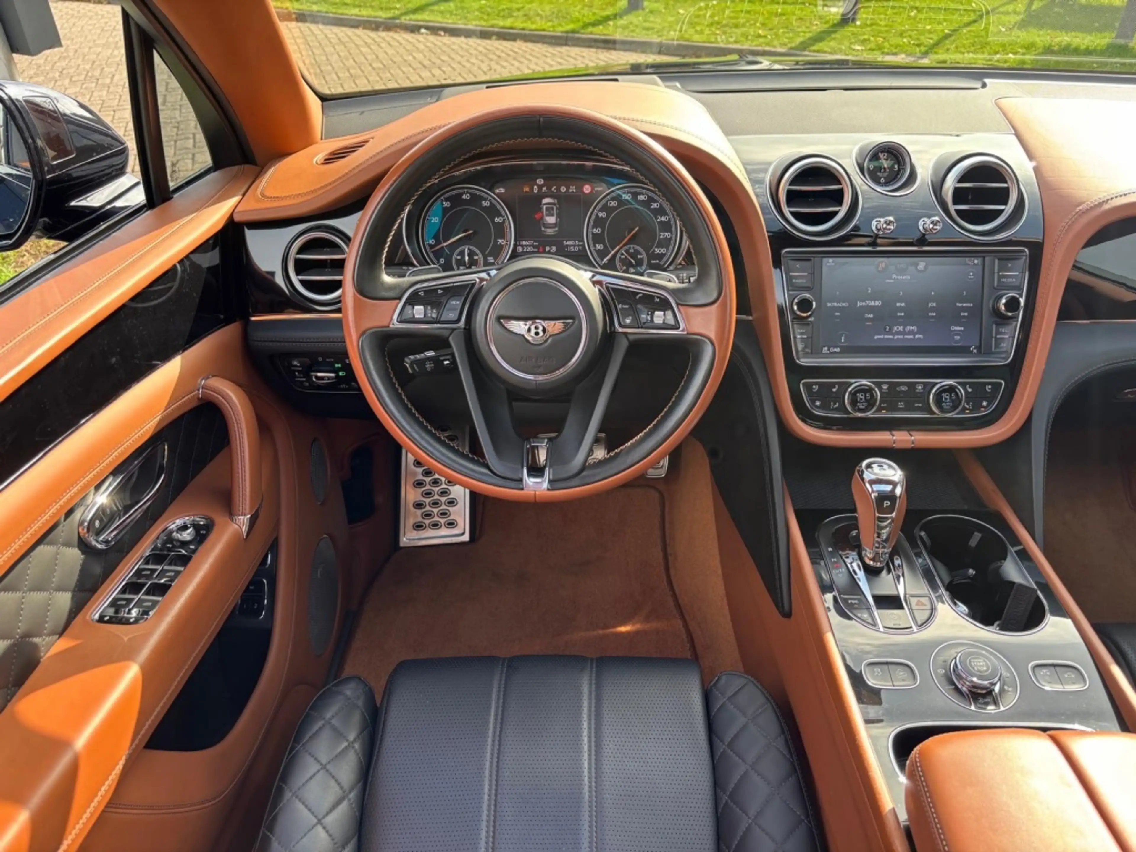Bentley Bentayga 6.0 W12 Mulliner 2018 Zwart Carbon Akraprovic — photo 21