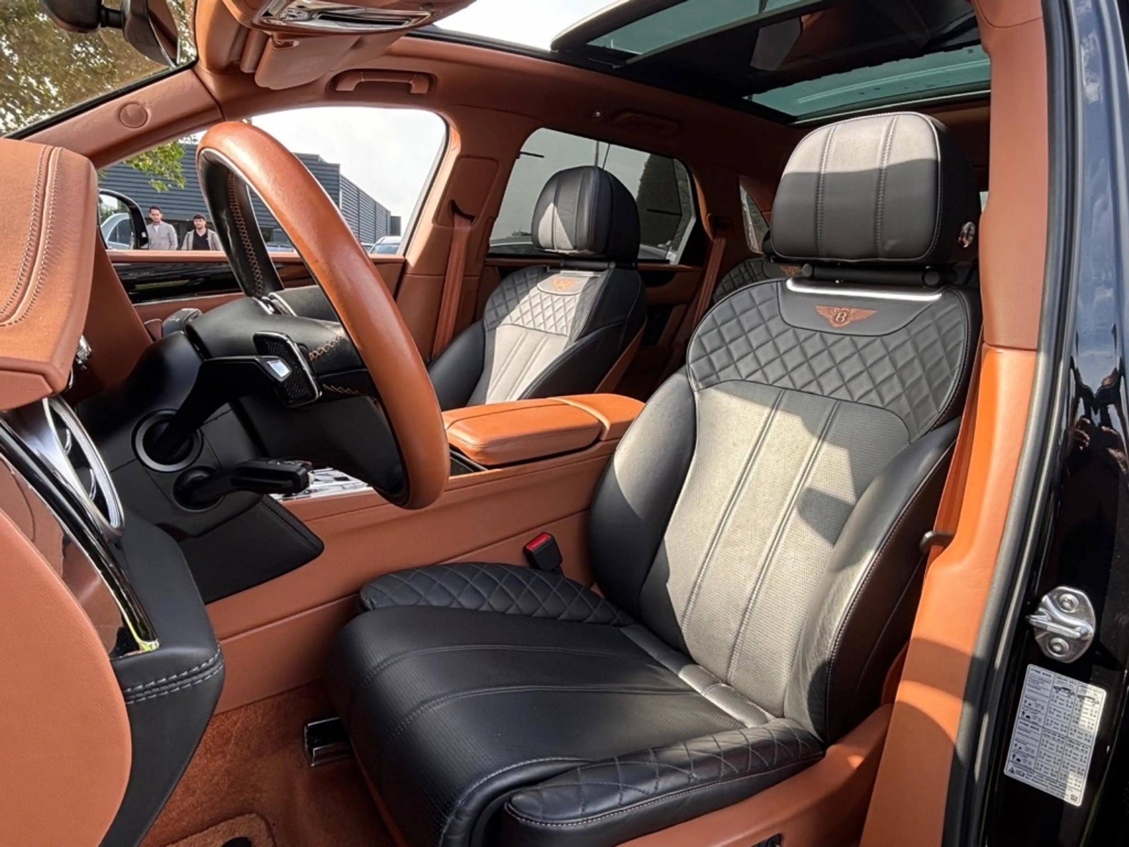 Bentley Bentayga 6.0 W12 Mulliner 2018 Zwart Carbon Akraprovic — photo 25