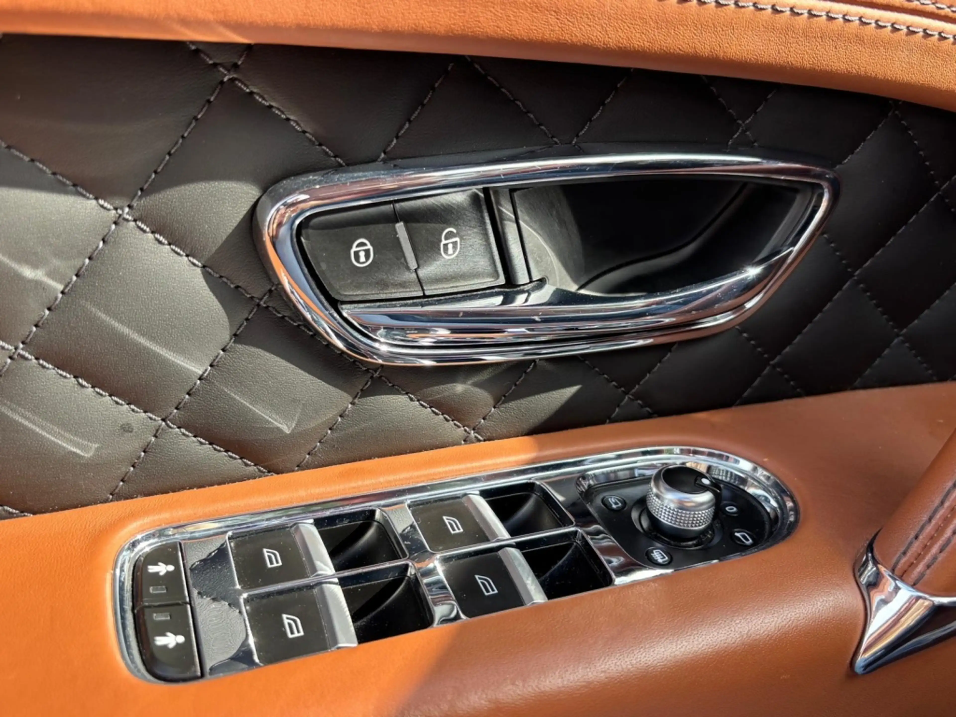 Bentley Bentayga 6.0 W12 Mulliner 2018 Zwart Carbon Akraprovic — photo 28