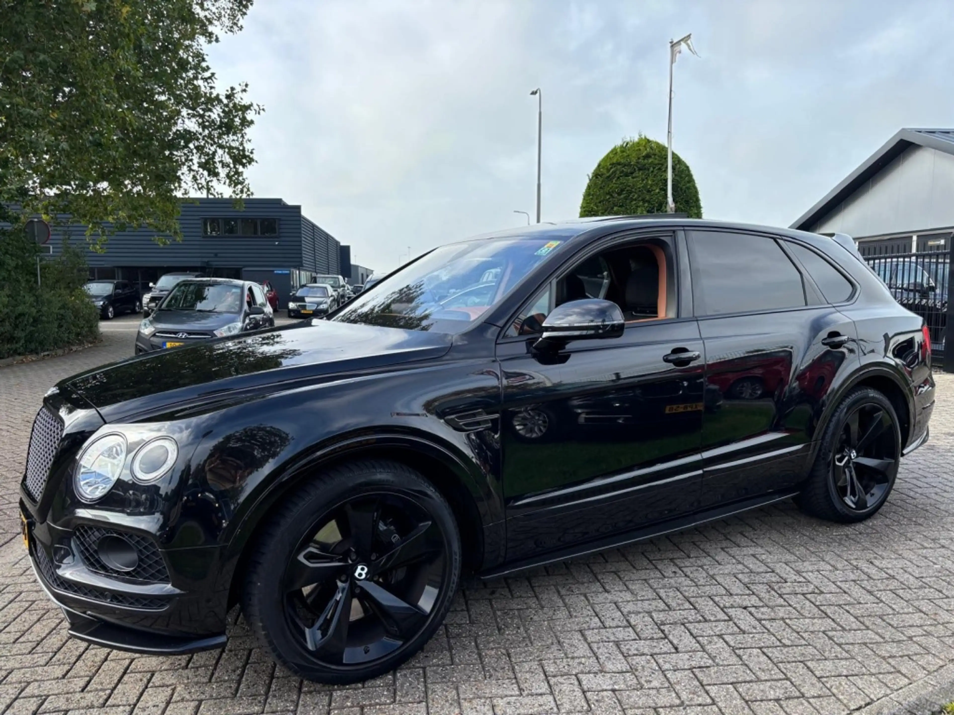 Bentley Bentayga 6.0 W12 Mulliner 2018 Zwart Carbon Akraprovic — photo 8