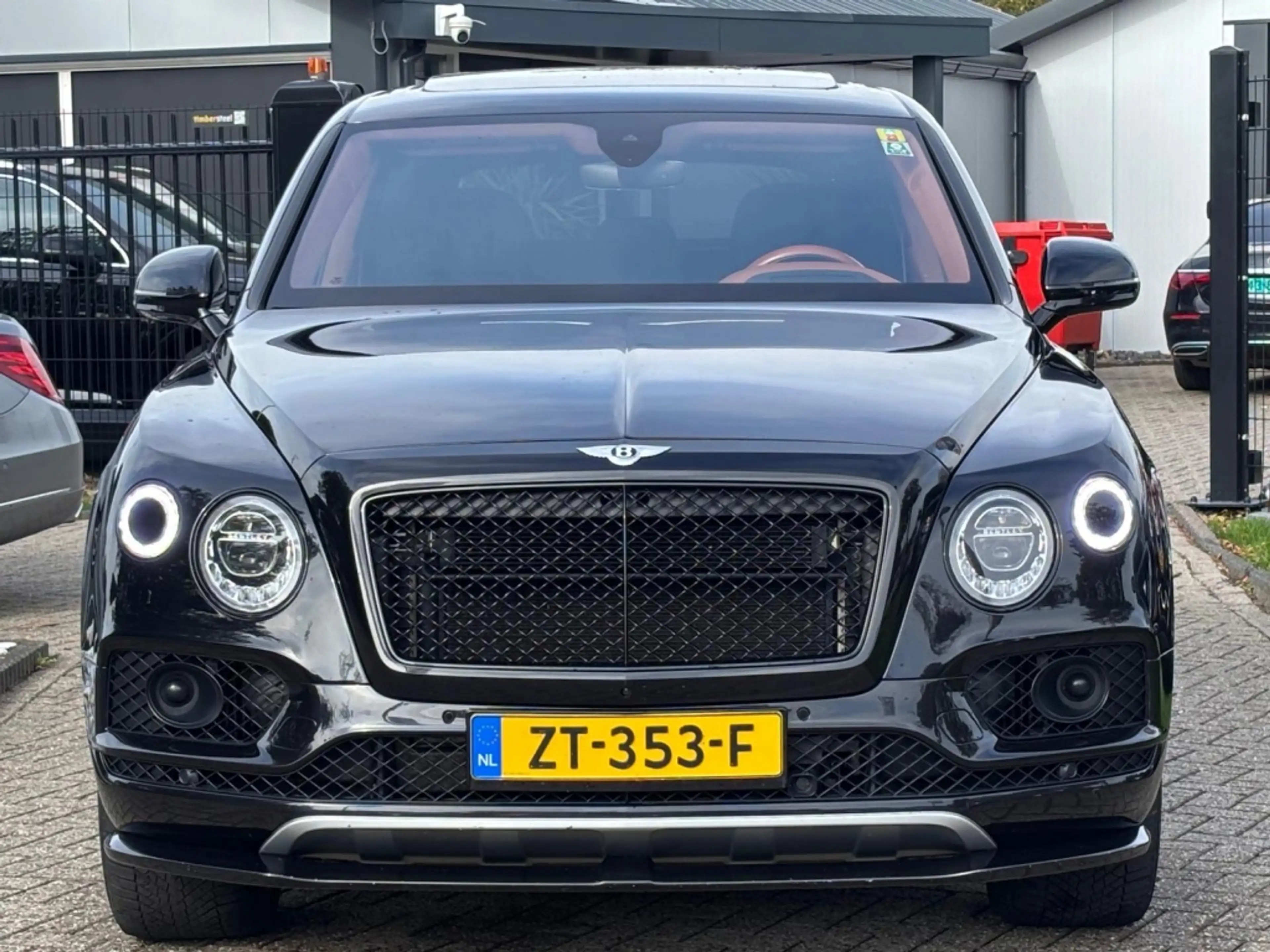 Bentley Bentayga 6.0 W12 Mulliner 2018 Zwart Carbon Akraprovic — photo 2