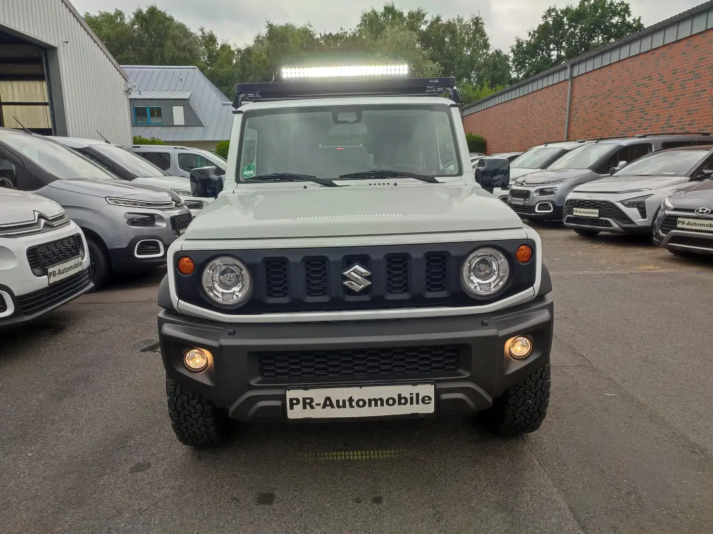 Suzuki Jimny 1.5 ALLGRIP Klimaaut/Navi/Viel Zubehör Weiß - 2