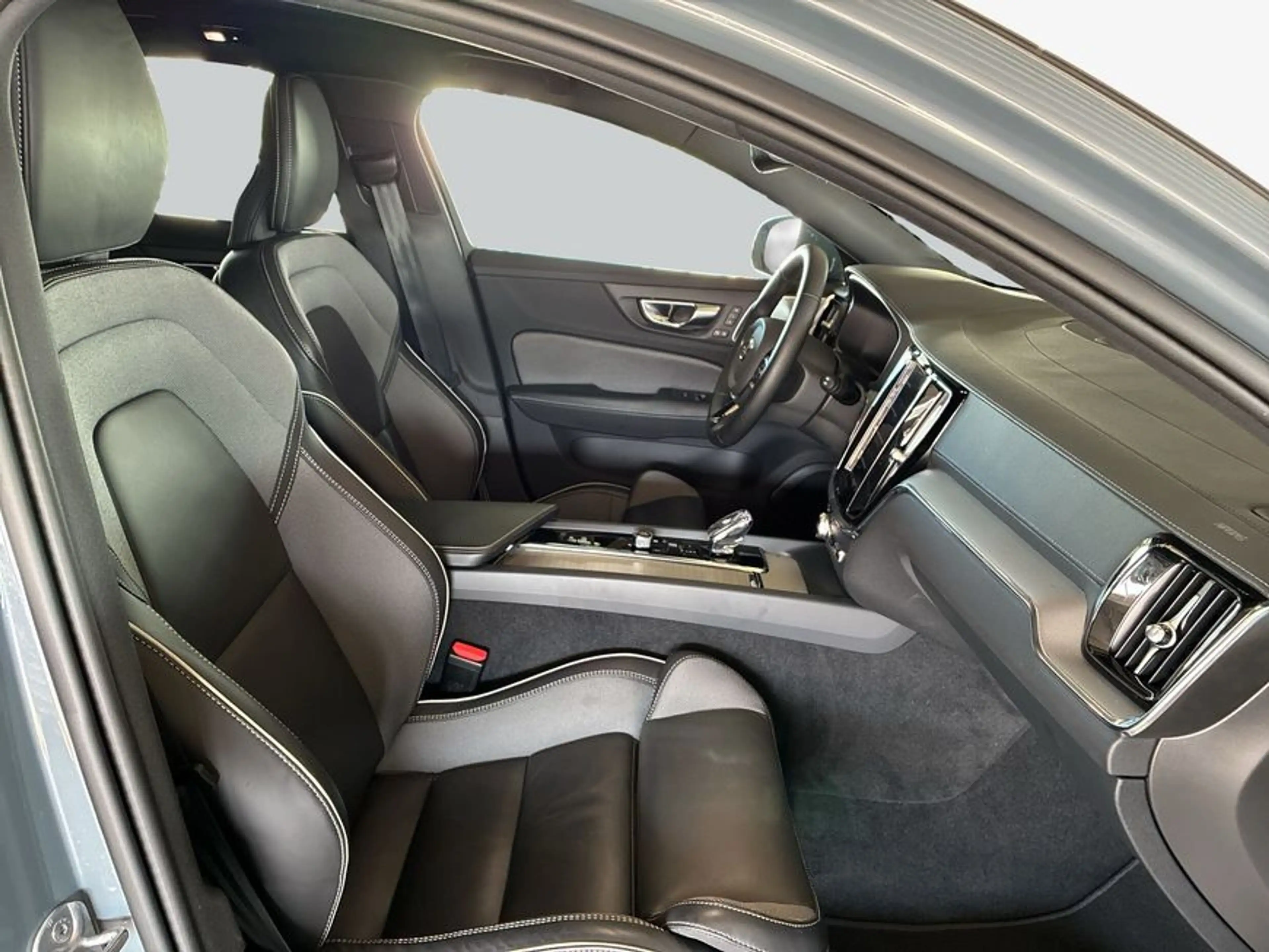 Volvo V60 Cross Country V60 Cross Country B4 D AWD Ultimate — photo 3