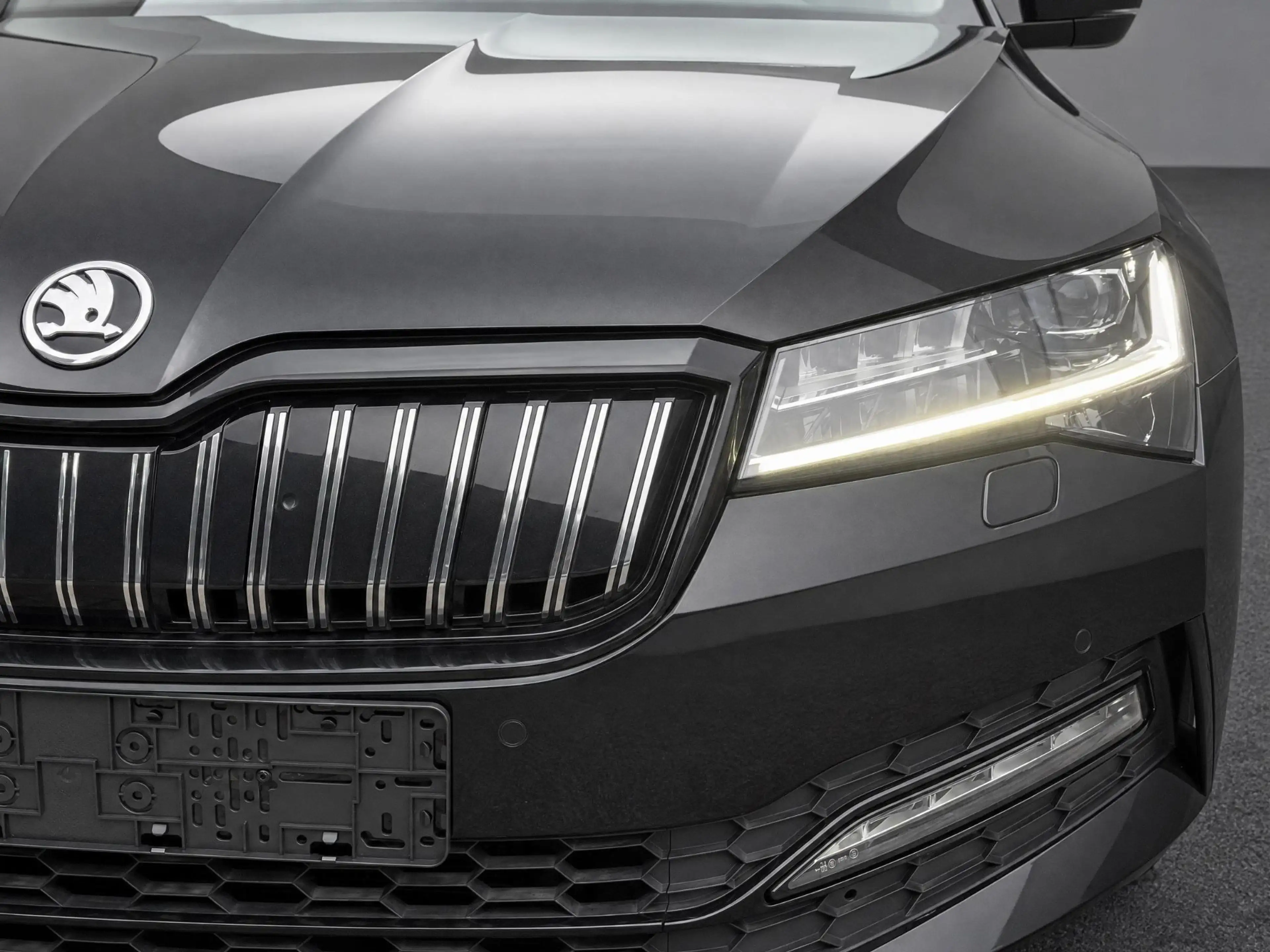 Skoda Superb 1.4 TSI iV 218pk DSG Sportline Business · Apple/An — photo 3