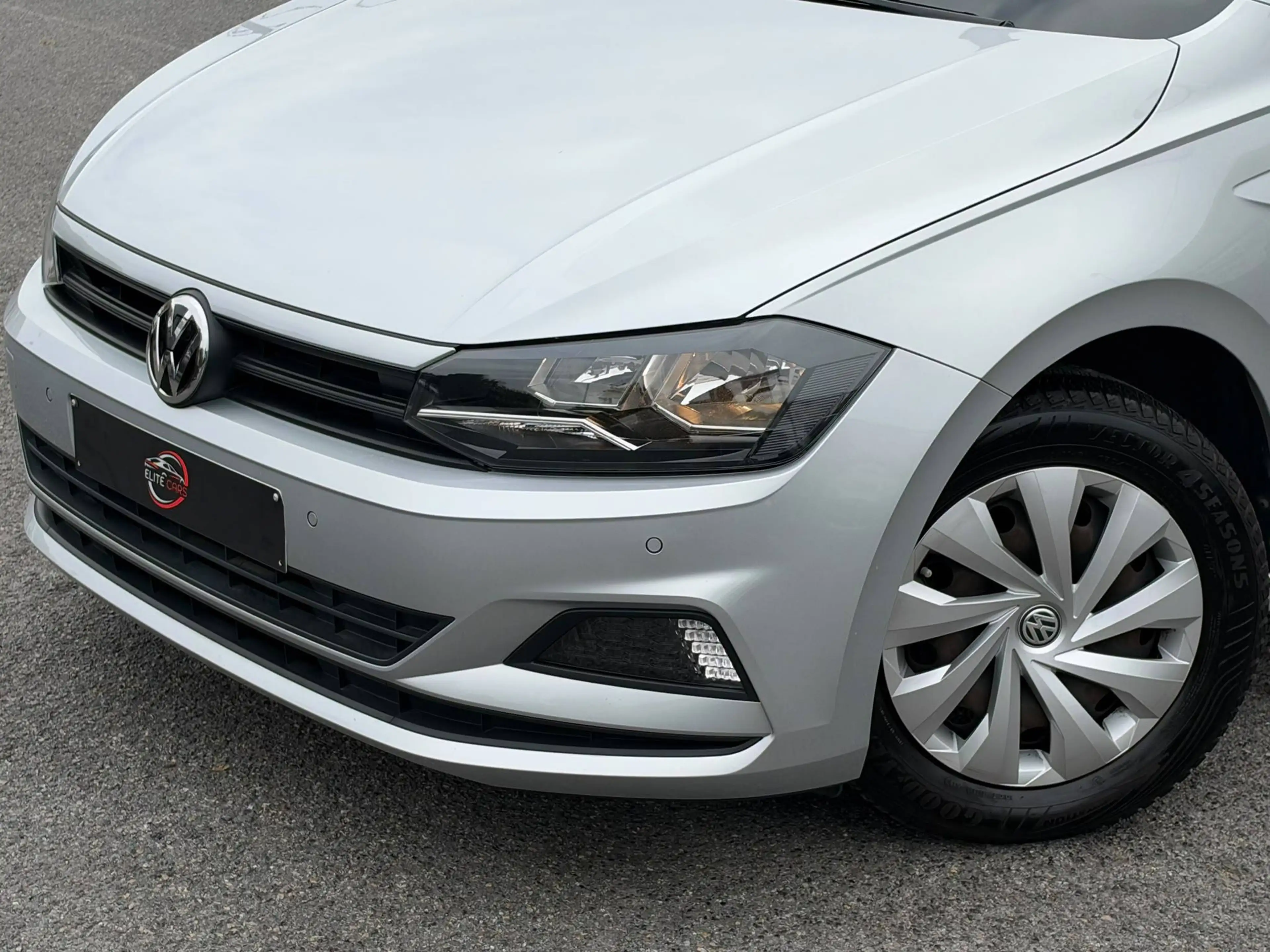 Volkswagen Polo Polo 1.0i / NEW MODEL / ETAT NEUF / FULL SERVICE BOOK !!! — photo 2