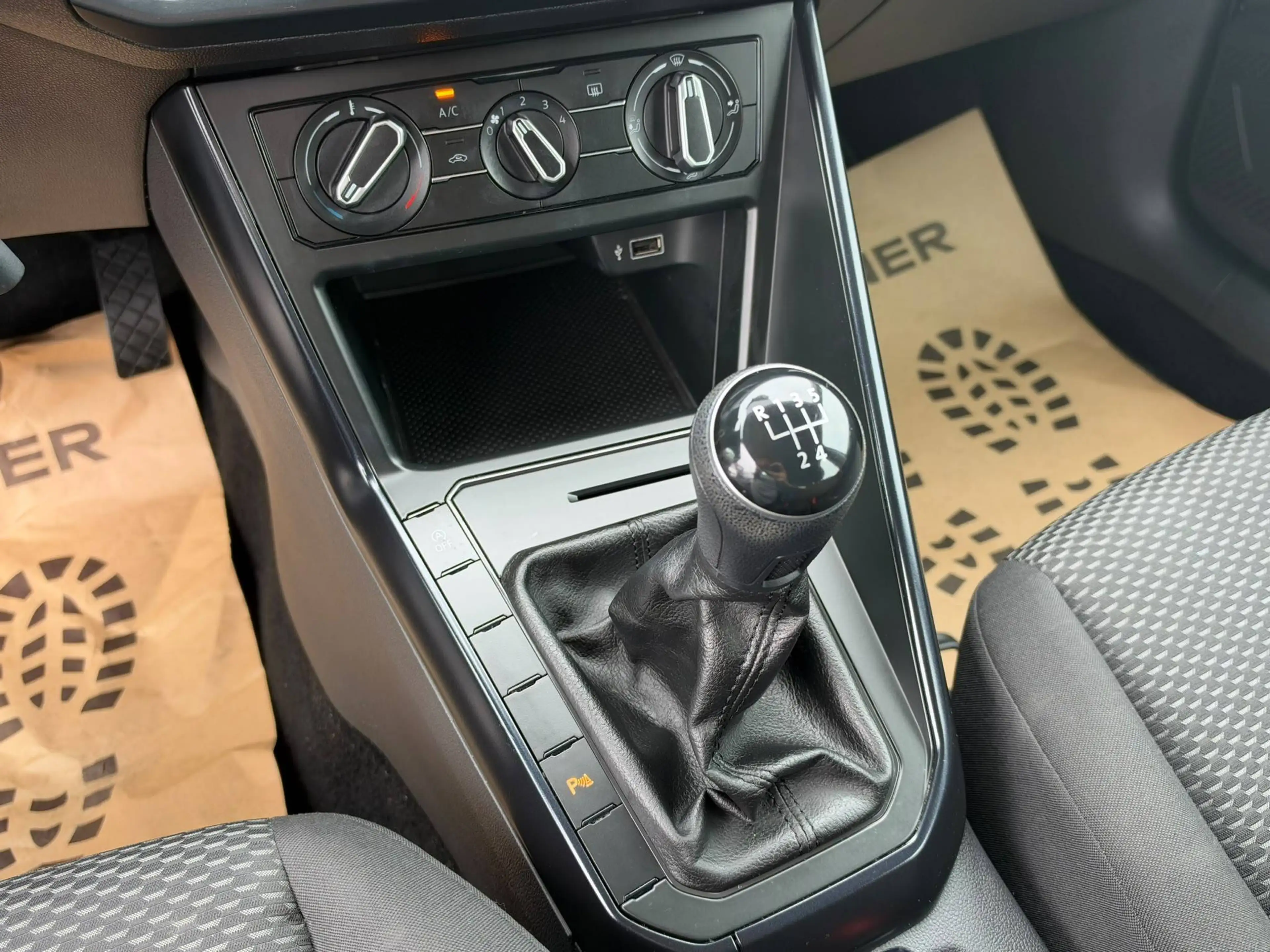 Volkswagen Polo Polo 1.0i / NEW MODEL / ETAT NEUF / FULL SERVICE BOOK !!! — photo 23