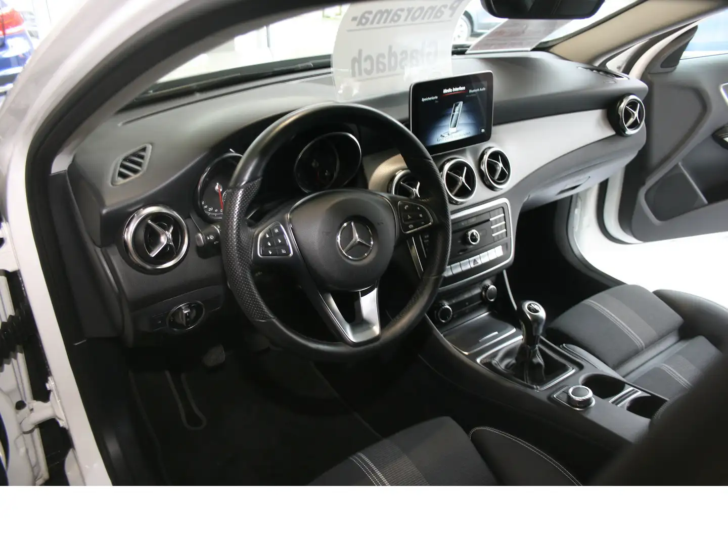 Mercedes-Benz GLA 200 Urban *LED *AHK *Pano-Dach *Navi Weiß - 2