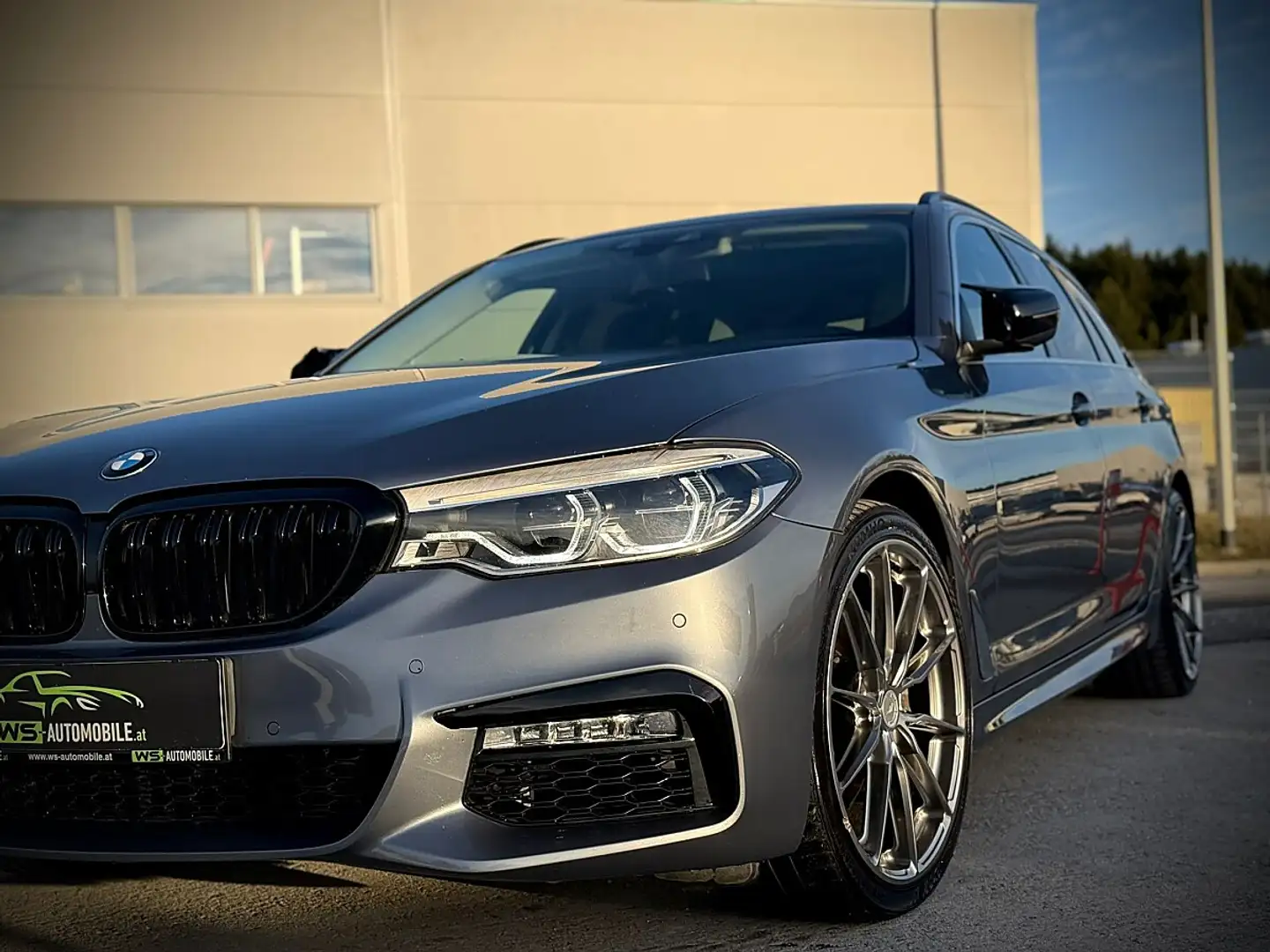 BMW 540 d xDrive Touring Aut. M-Paket Grau - 2