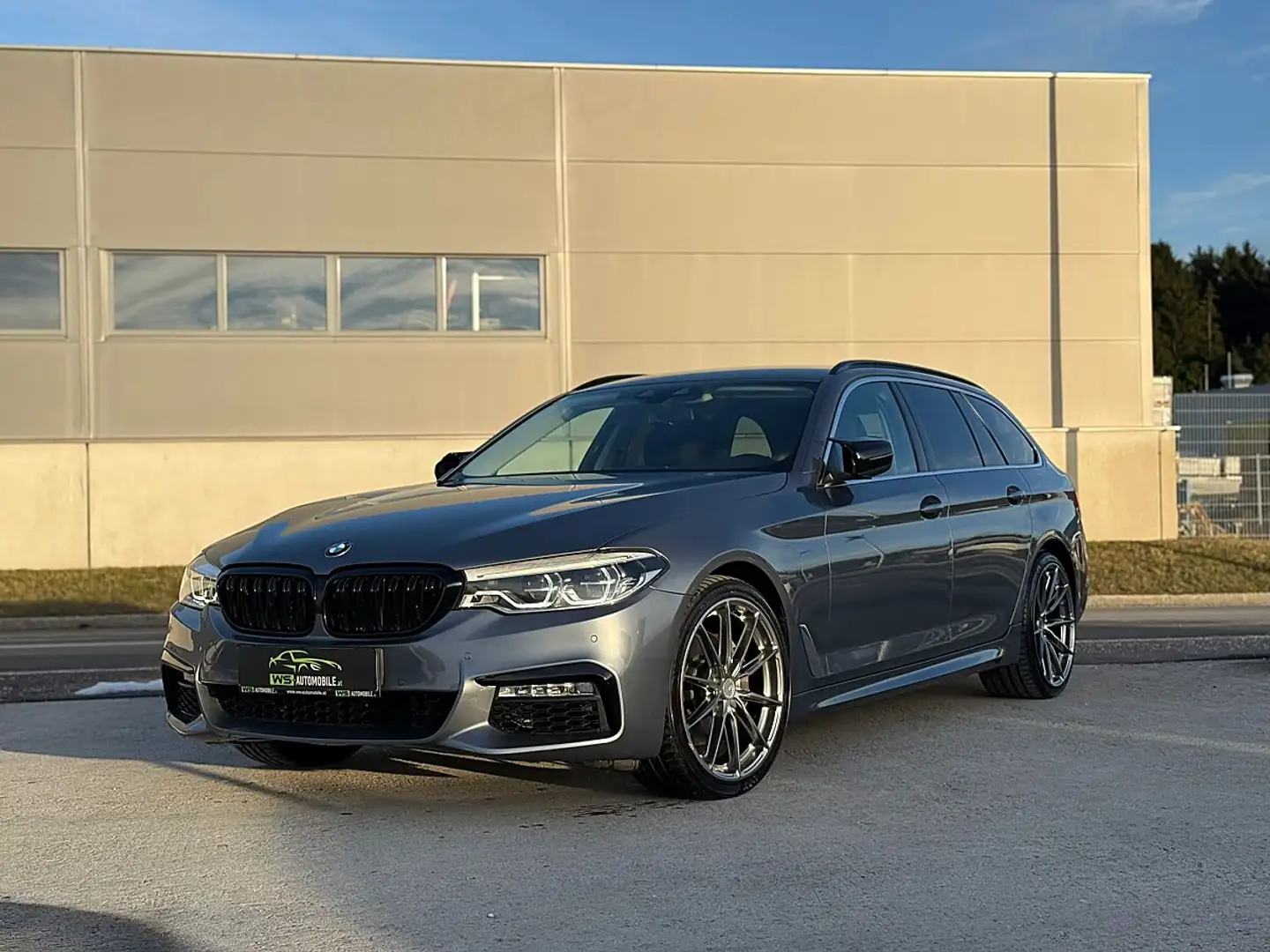 BMW 540 d xDrive Touring Aut. M-Paket Grau - 1