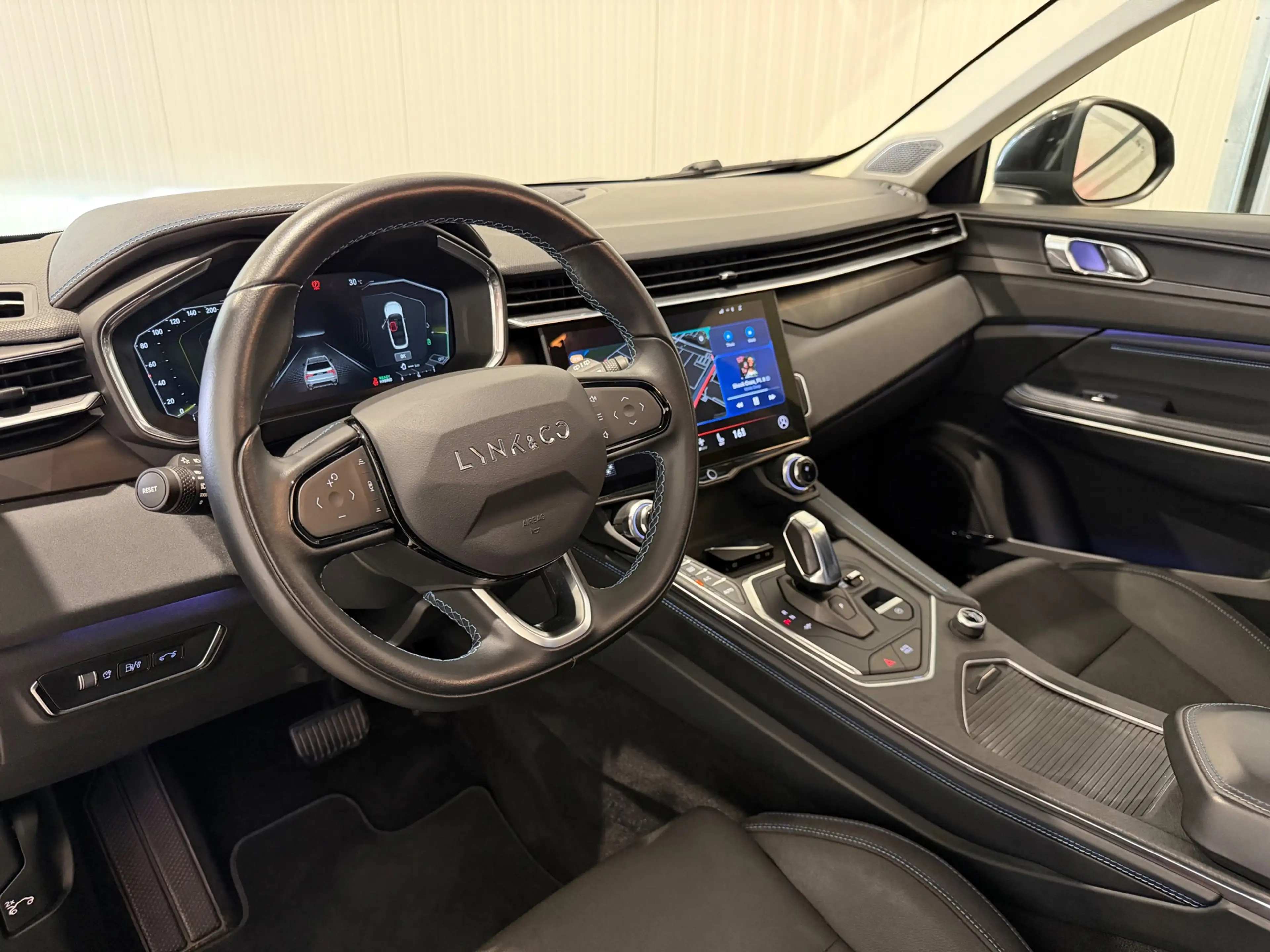 Lynk & Co 01 1.5 BLACK ON BLACK PANO|CARPLAY|CAM|VOL — photo 2