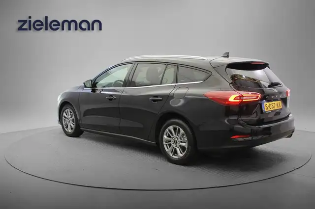 Ford Focus view 3
