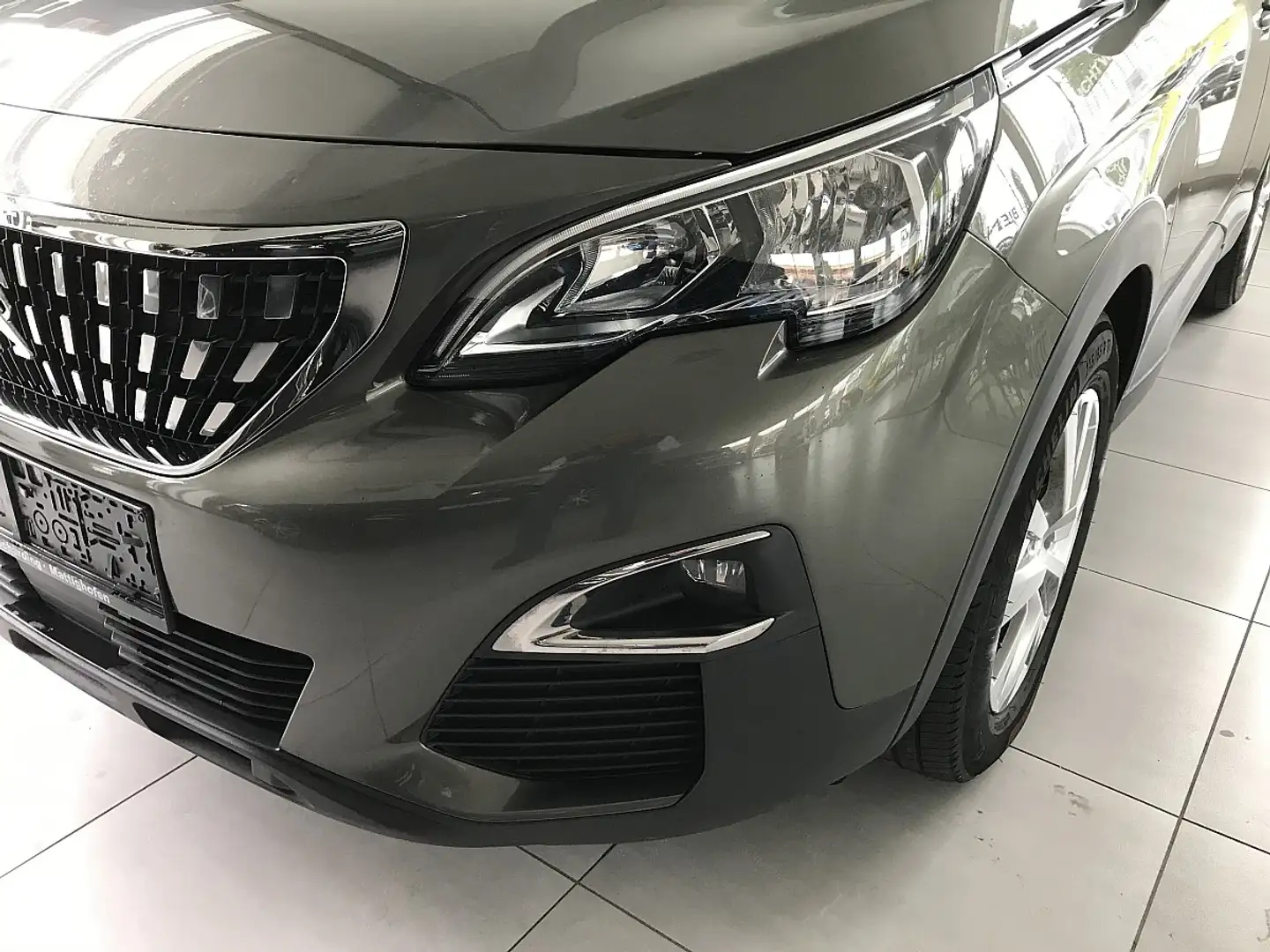 Peugeot 3008 1,5 BlueHDi 130 S&S 6-Gang Active Grau - 2