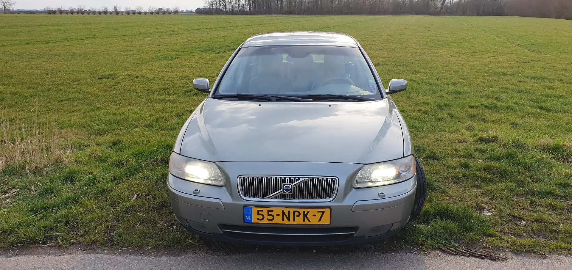 Volvo V70 2.4D Momentum Gris - 2