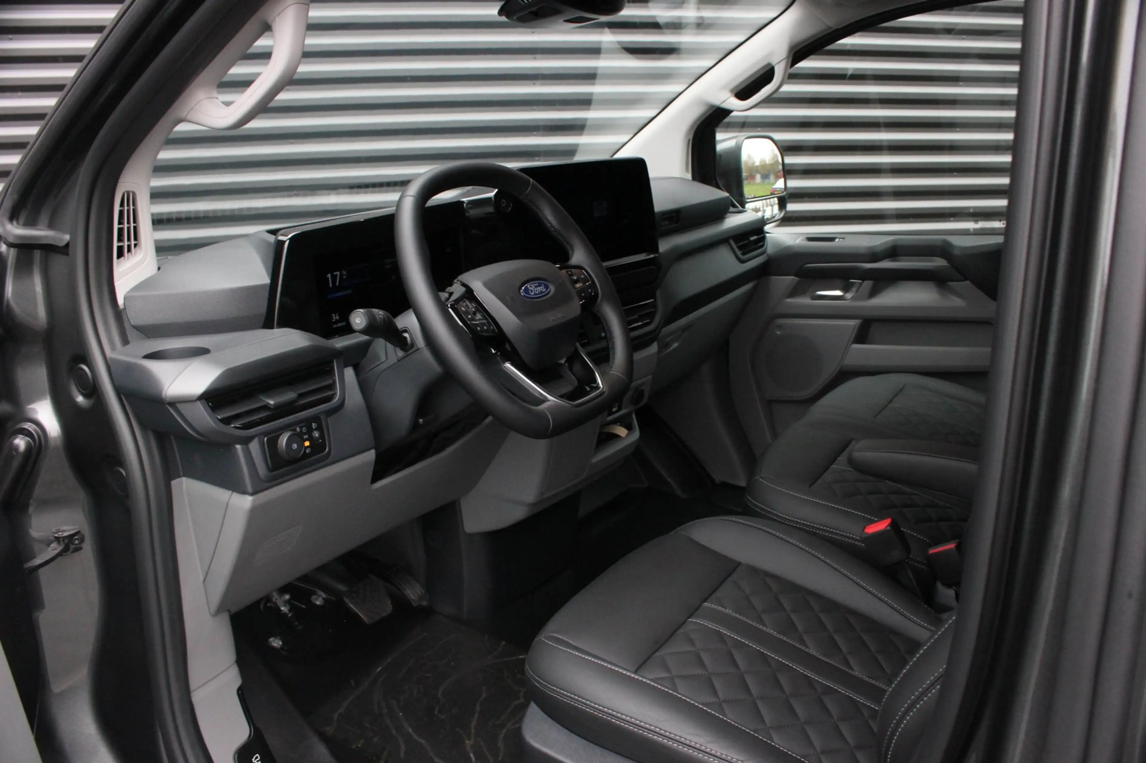 Ford E-Transit Cust. L2H1 Limited 71kWh 218PK 3-ZITS / JB-EDITON — photo 27