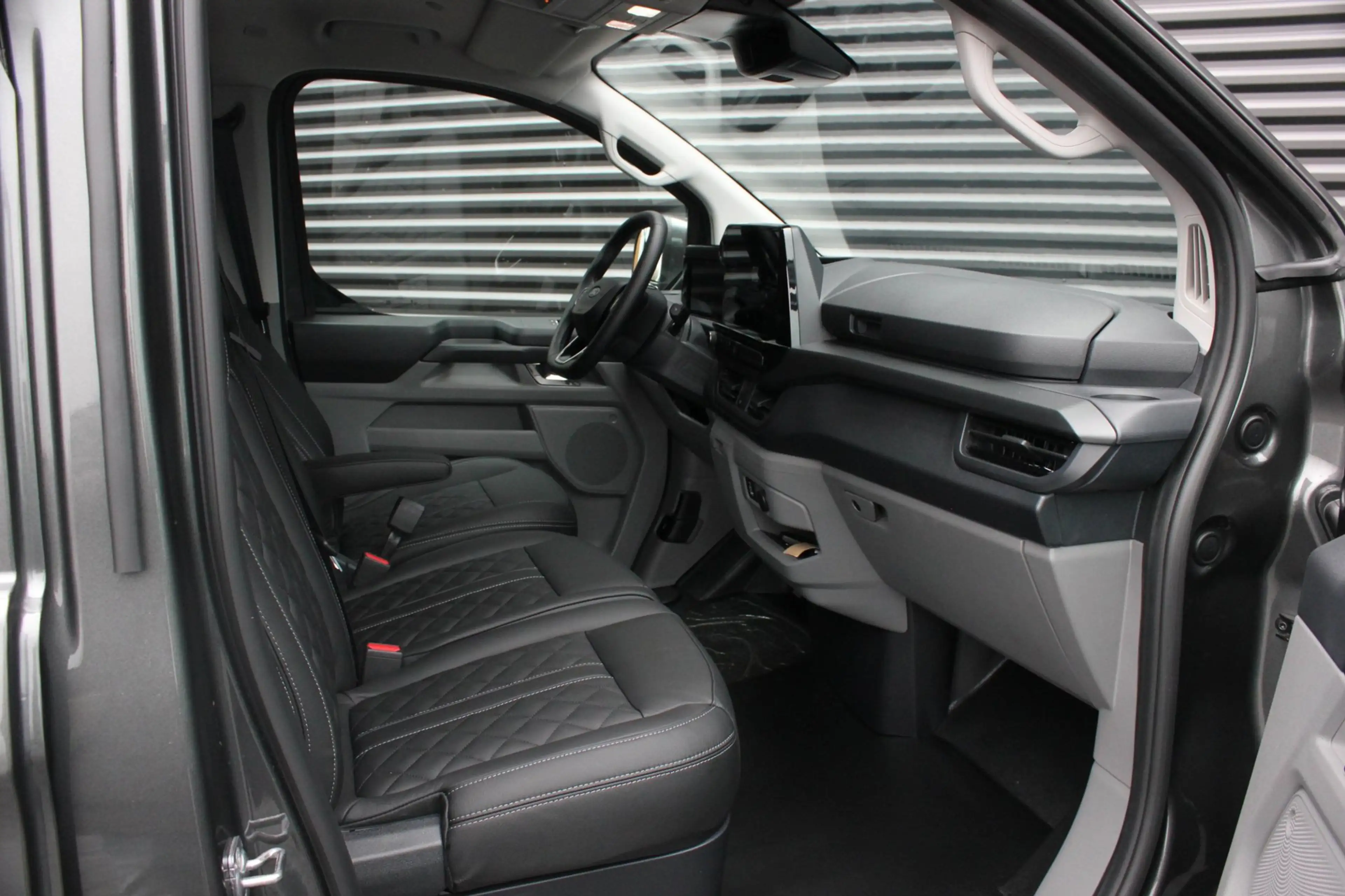 Ford E-Transit Cust. L2H1 Limited 71kWh 218PK 3-ZITS / JB-EDITON — photo 13