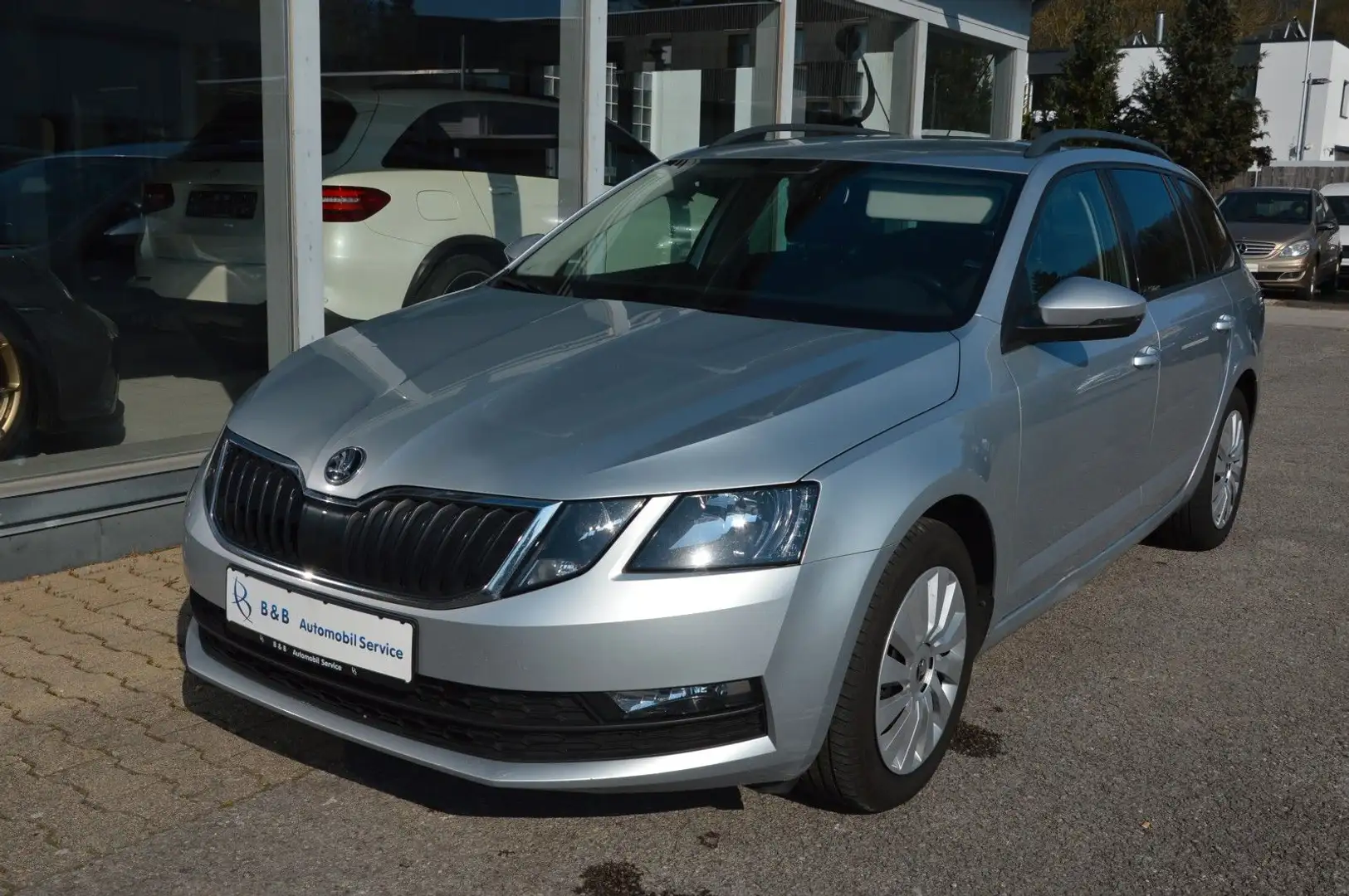 Skoda Octavia Combi Ambition 2.0 TDI*AUTOMATIK*NAVI* Silber - 1