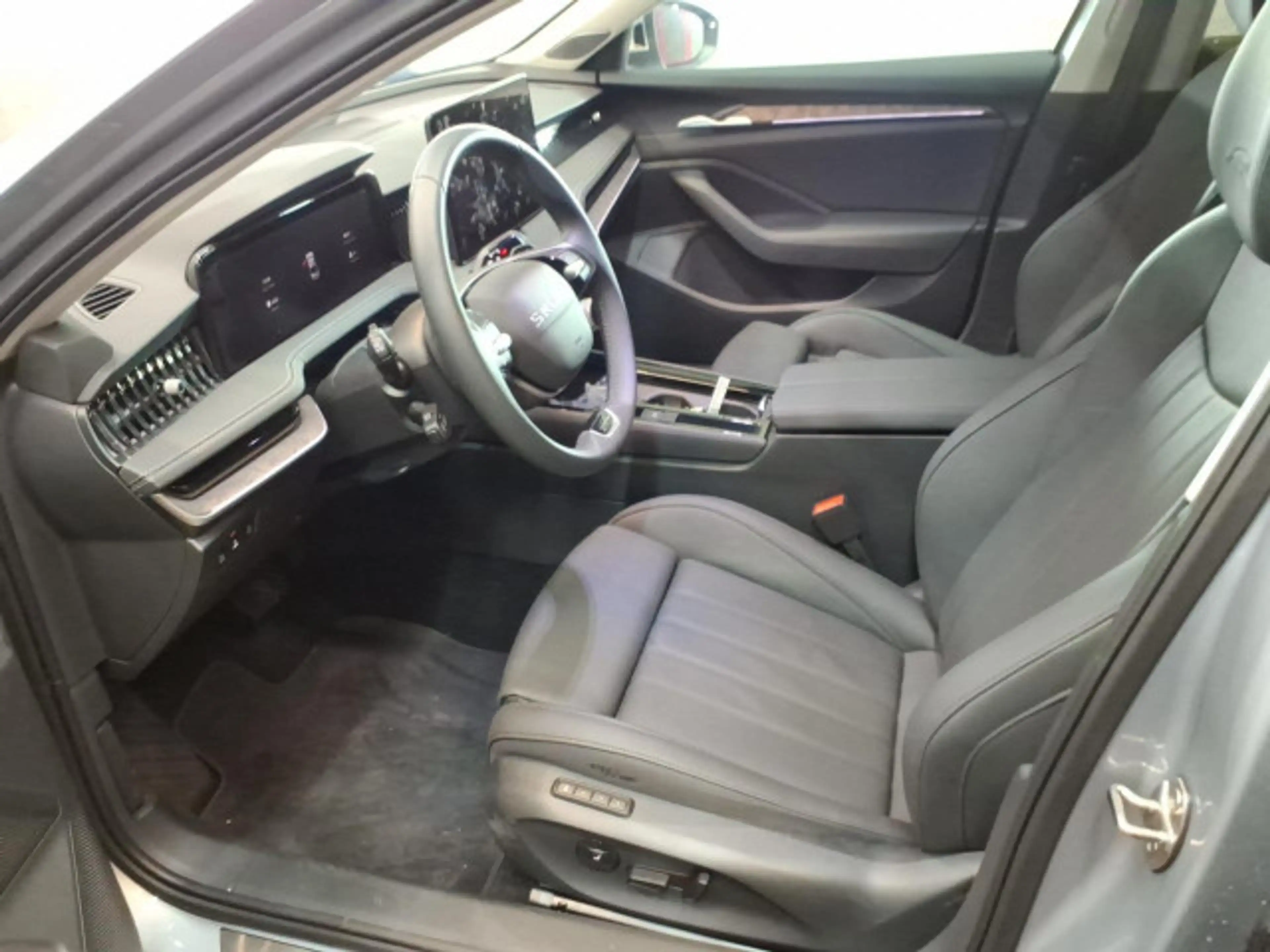 Skoda Superb iV Limousine L&K 1.5TSI SHZ HUD RFK CANTO — photo 5