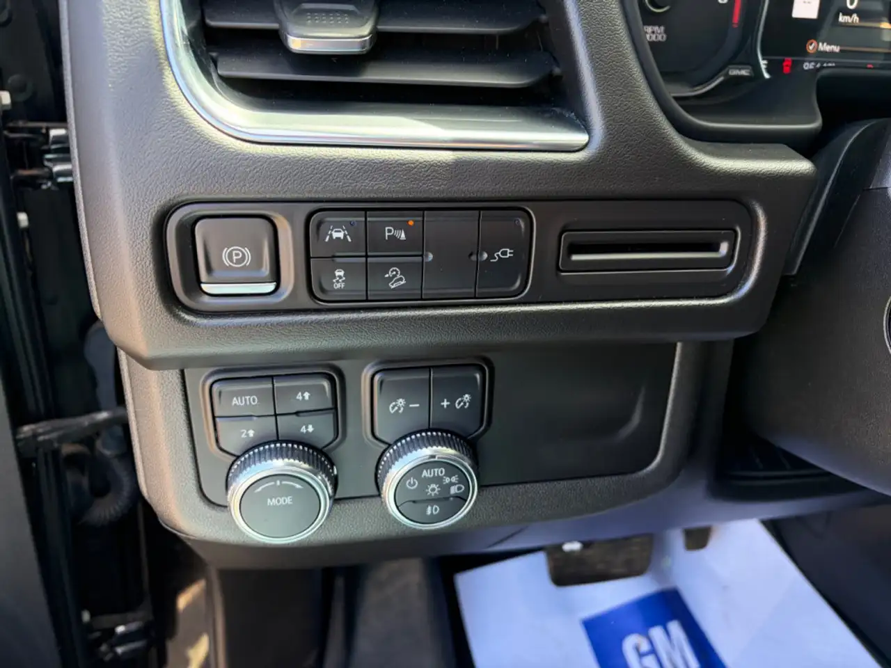 GMC Yukon снимка GMC Yukon
