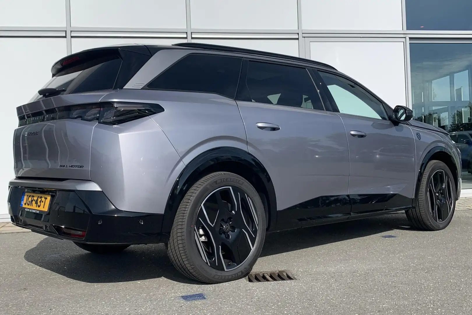 Peugeot 5008 e-5008 Launch Edition Dual Motor 325PK | Panoramad Grijs - 2