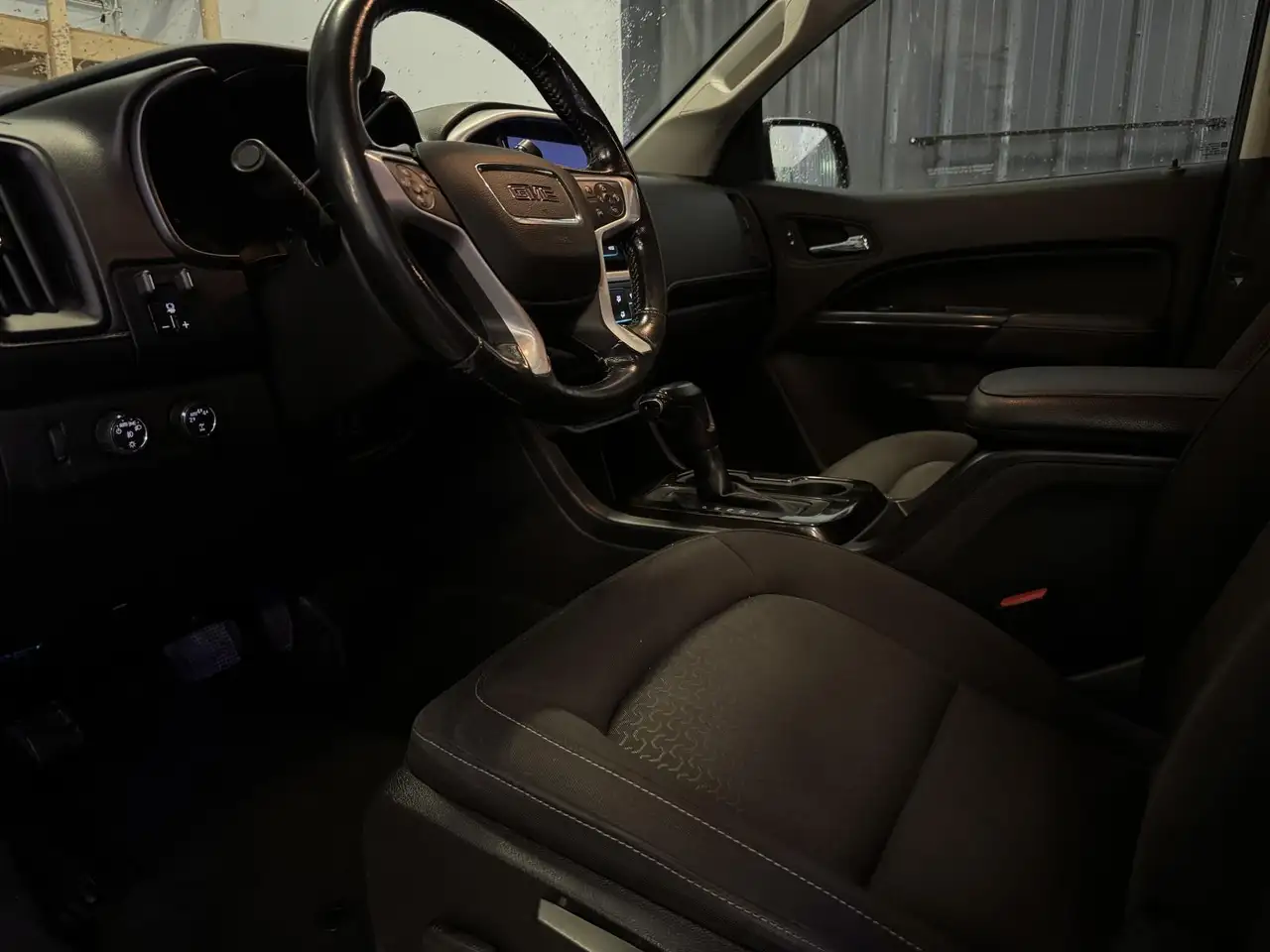 GMC Canyon photo GMC Canyon